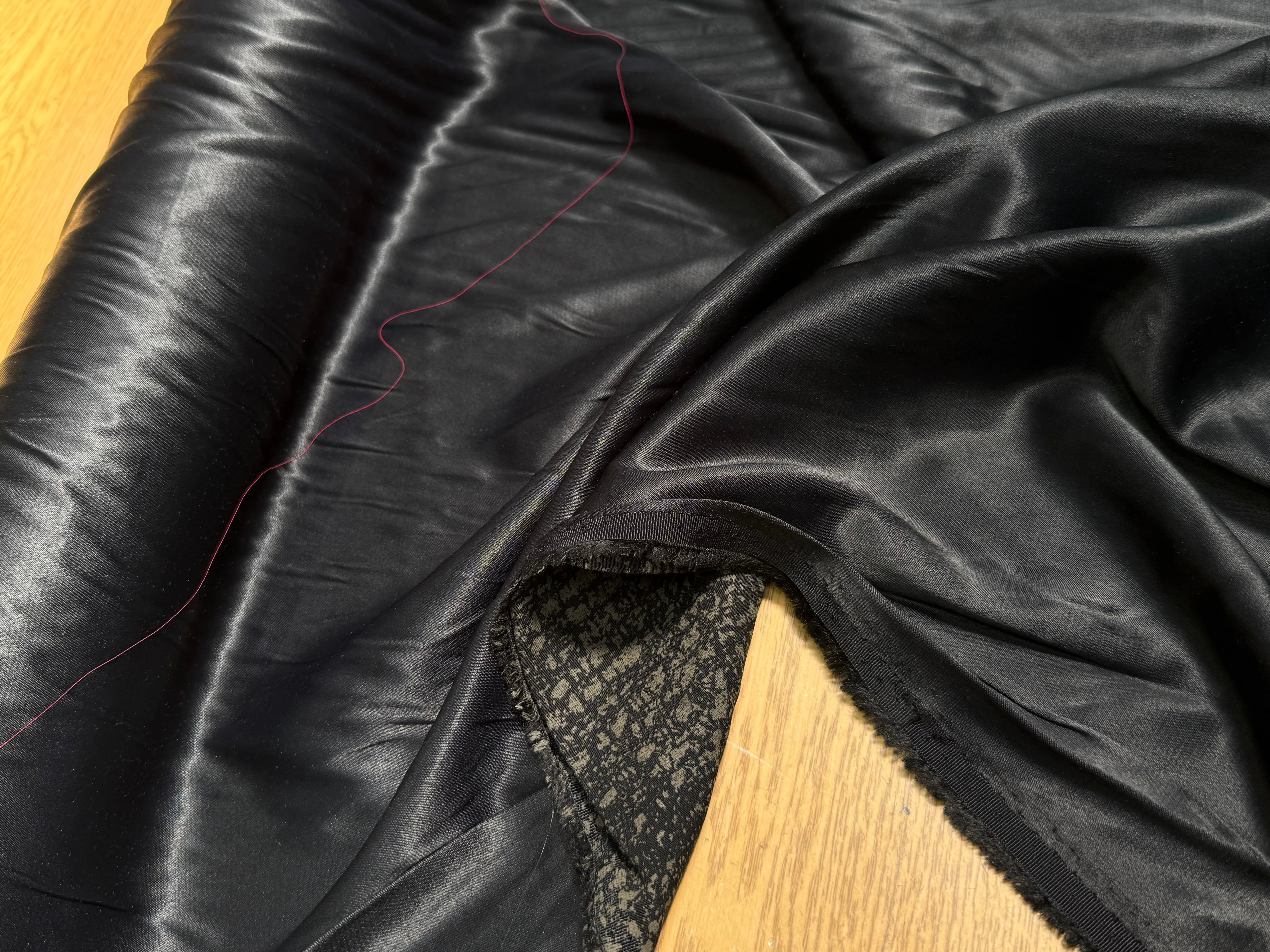 CREPE VISCOSE ENVERS SATIN NOIR BEAU TOMBÉ - My Little Coupon