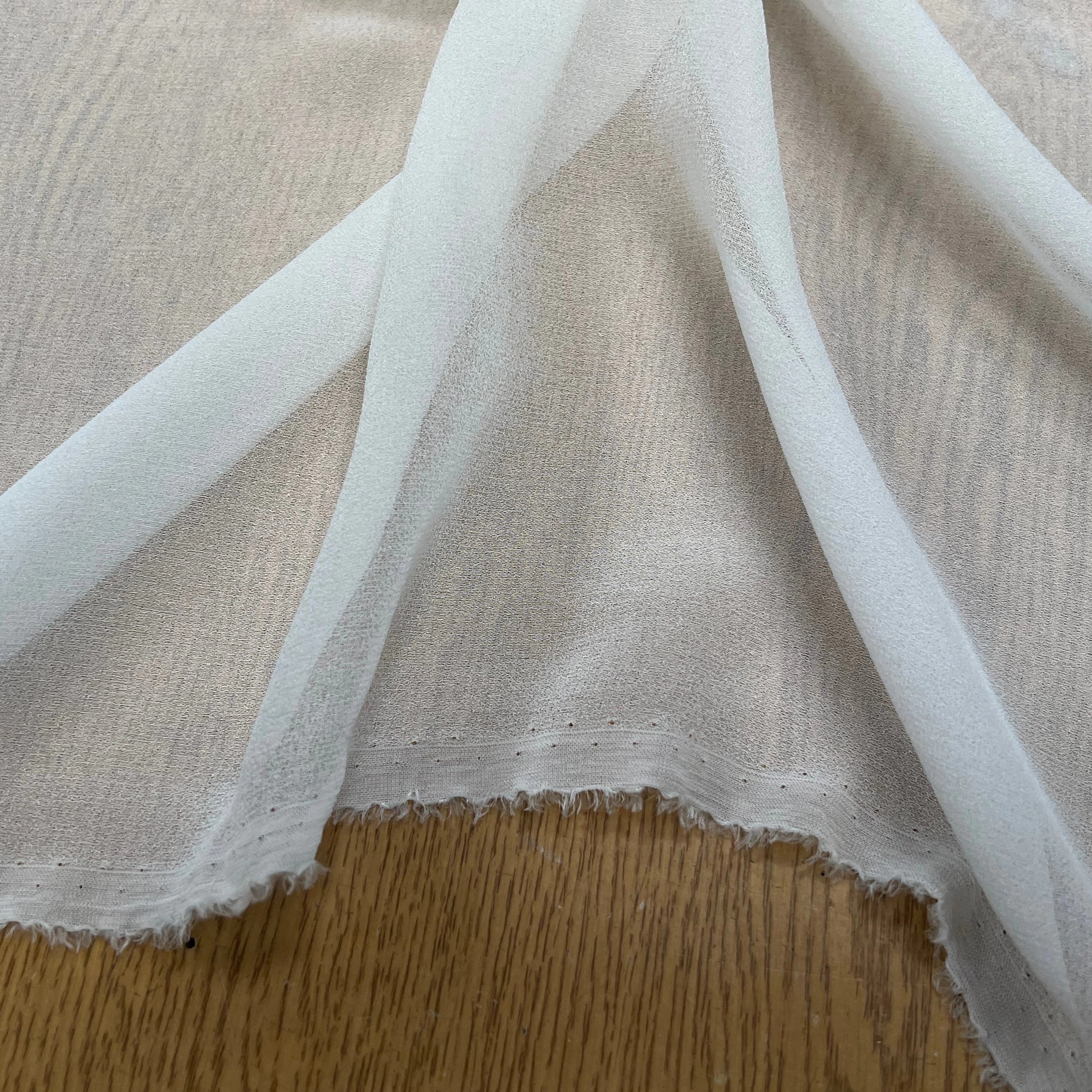 CREPE VISCOSE FLUIDE AVEC 20% SOIE BLANC LÉGÈREMENT CASSÉ - My Little Coupon