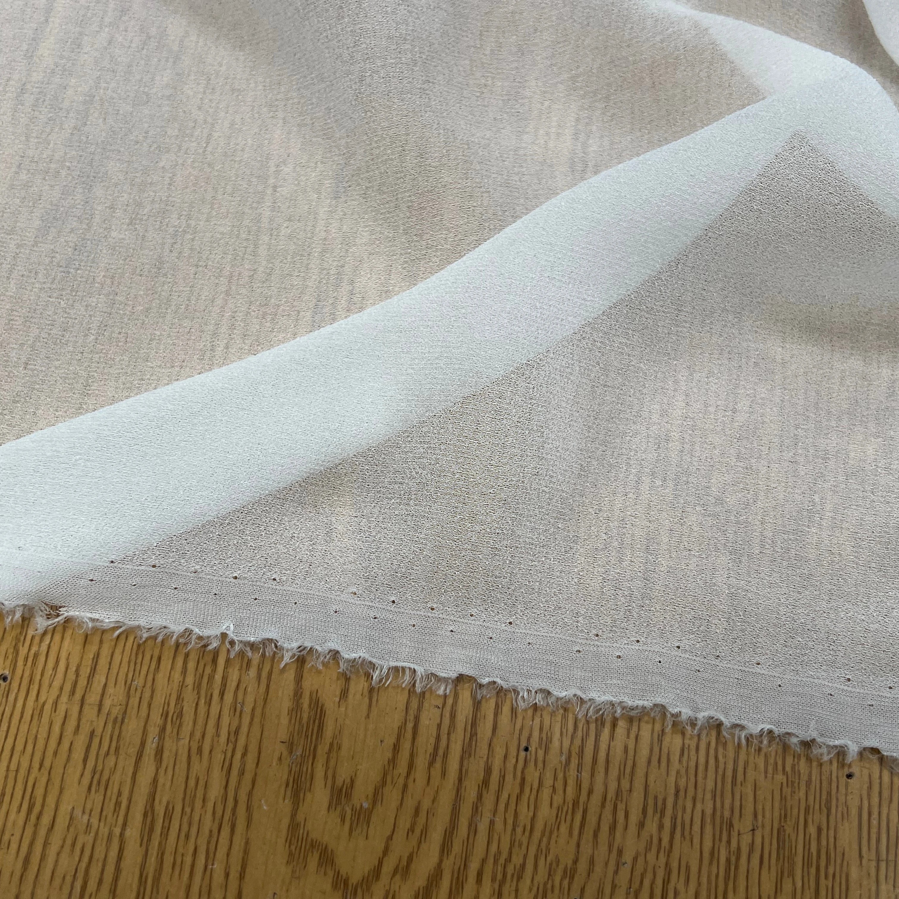 CREPE VISCOSE FLUIDE AVEC 20% SOIE BLANC LÉGÈREMENT CASSÉ - My Little Coupon