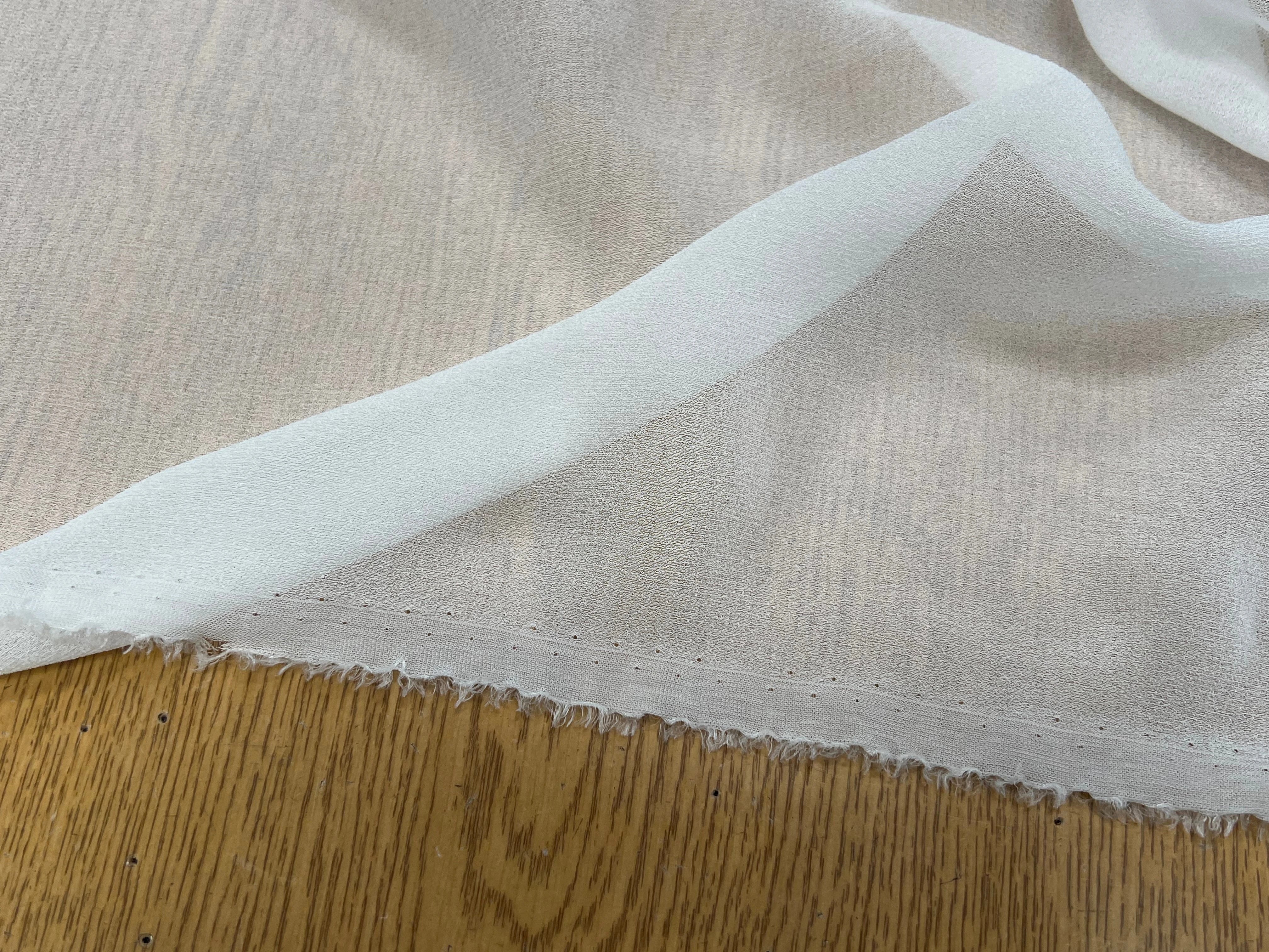 CREPE VISCOSE FLUIDE AVEC 20% SOIE BLANC LÉGÈREMENT CASSÉ - My Little Coupon