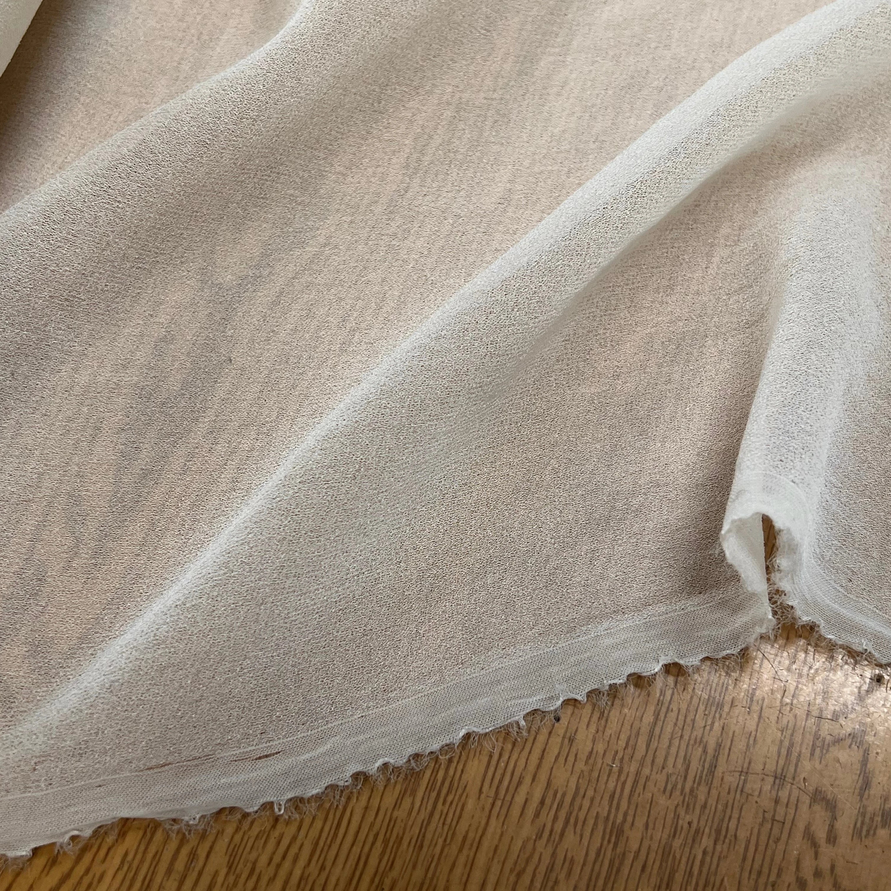 CREPE VISCOSE FLUIDE AVEC 20% SOIE ÉCRU - My Little Coupon