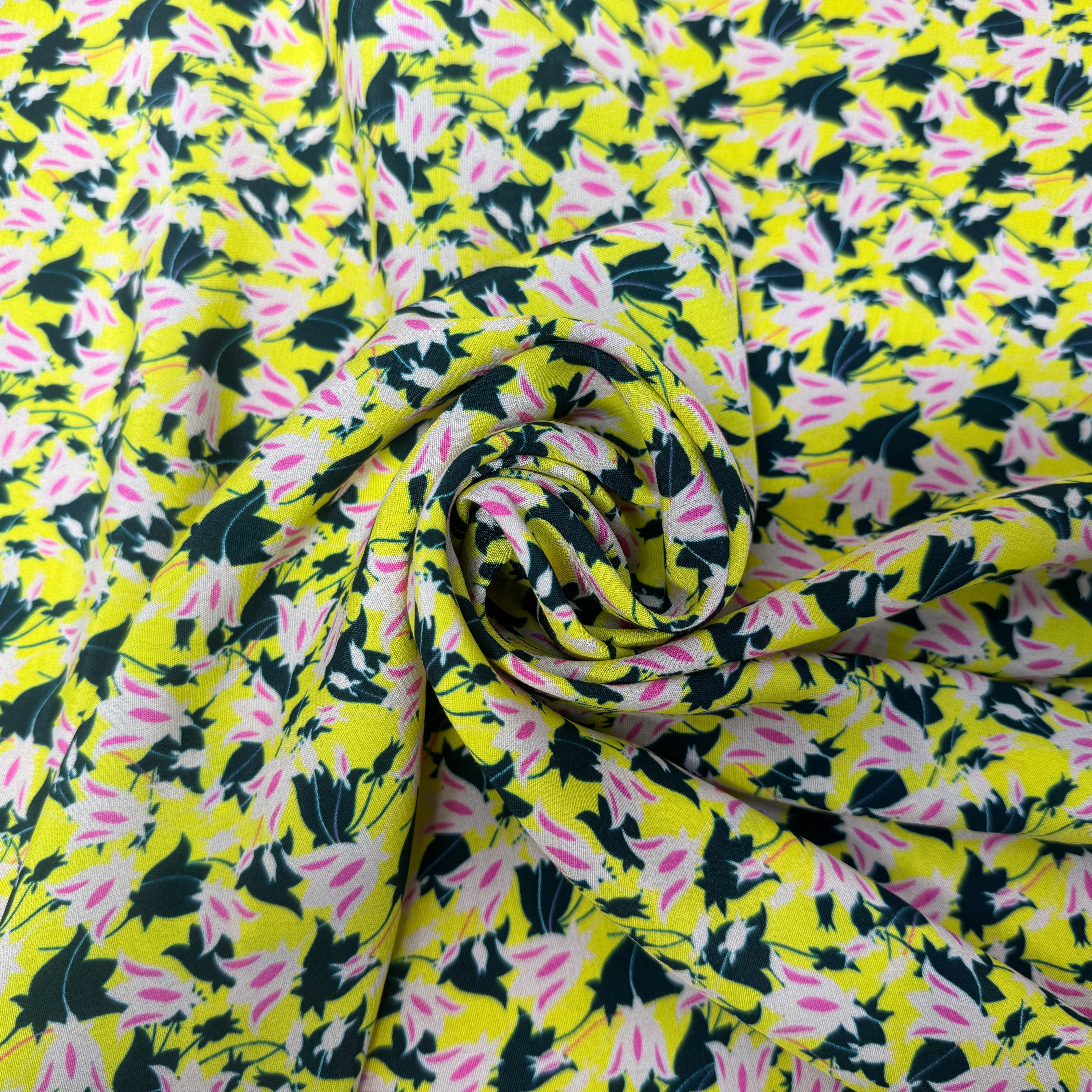 CRÊPE VISCOSE FOND JAUNE MOTIFS FLEURS DE LYS - My Little Coupon