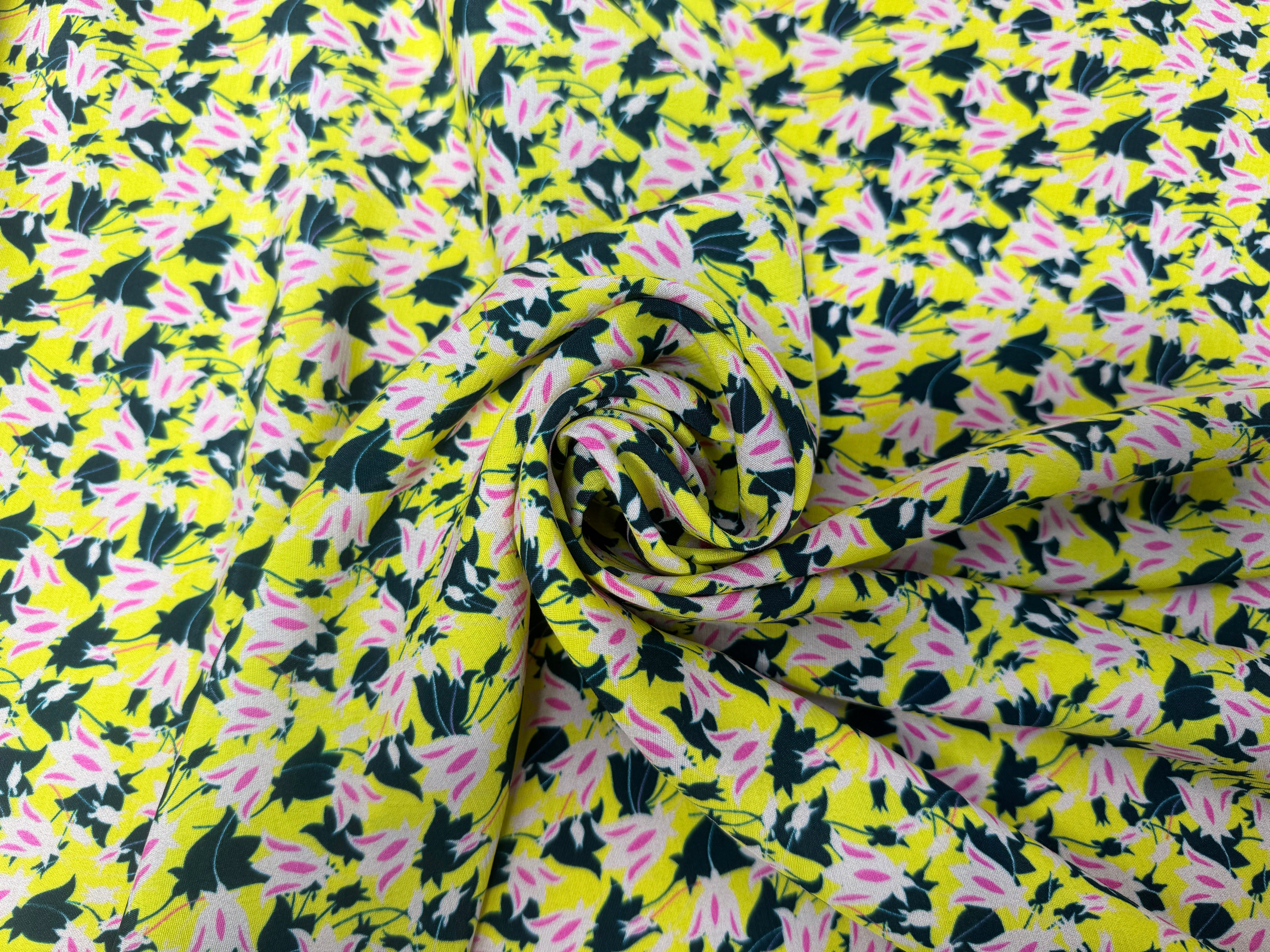 CRÊPE VISCOSE FOND JAUNE MOTIFS FLEURS DE LYS - My Little Coupon