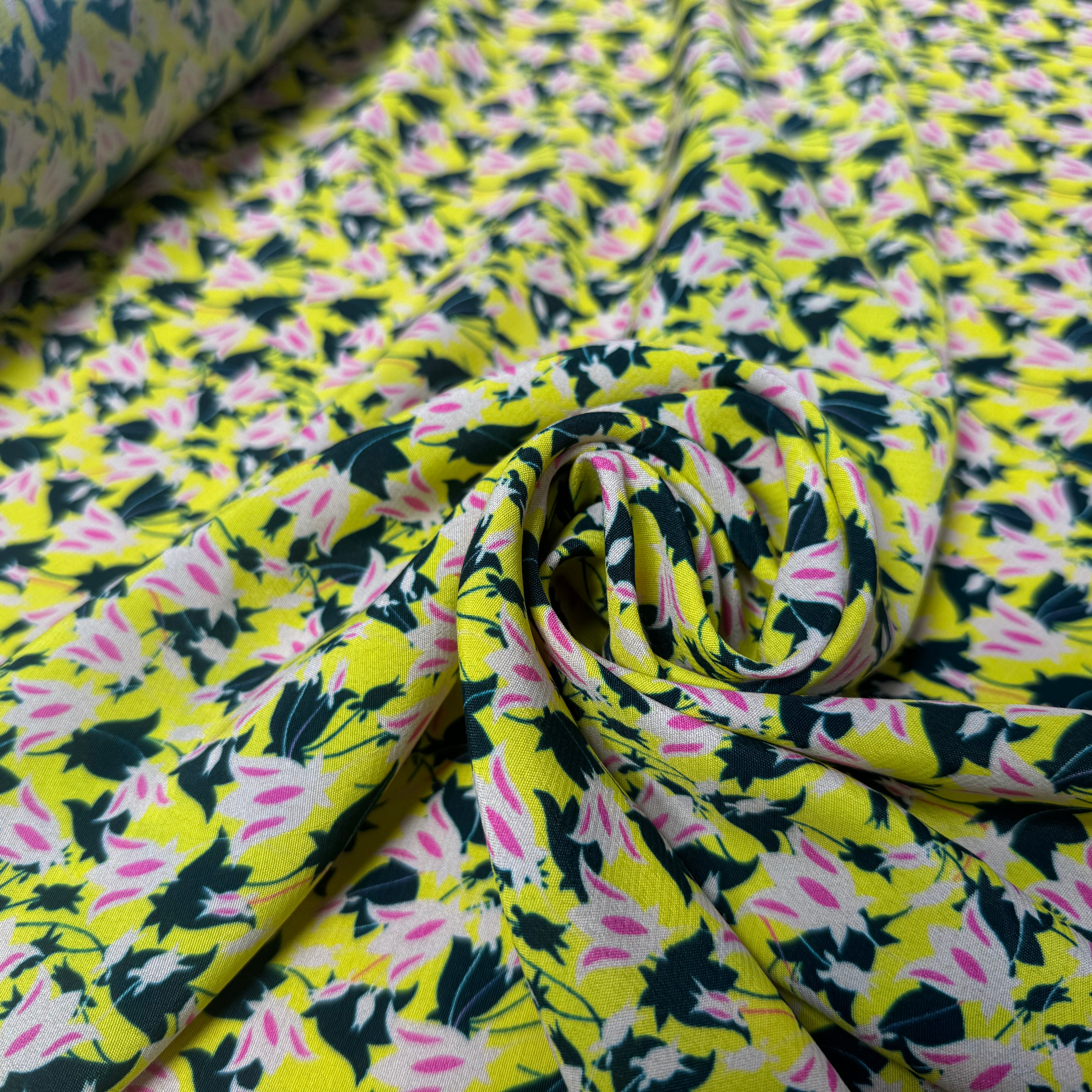 CRÊPE VISCOSE FOND JAUNE MOTIFS FLEURS DE LYS - My Little Coupon