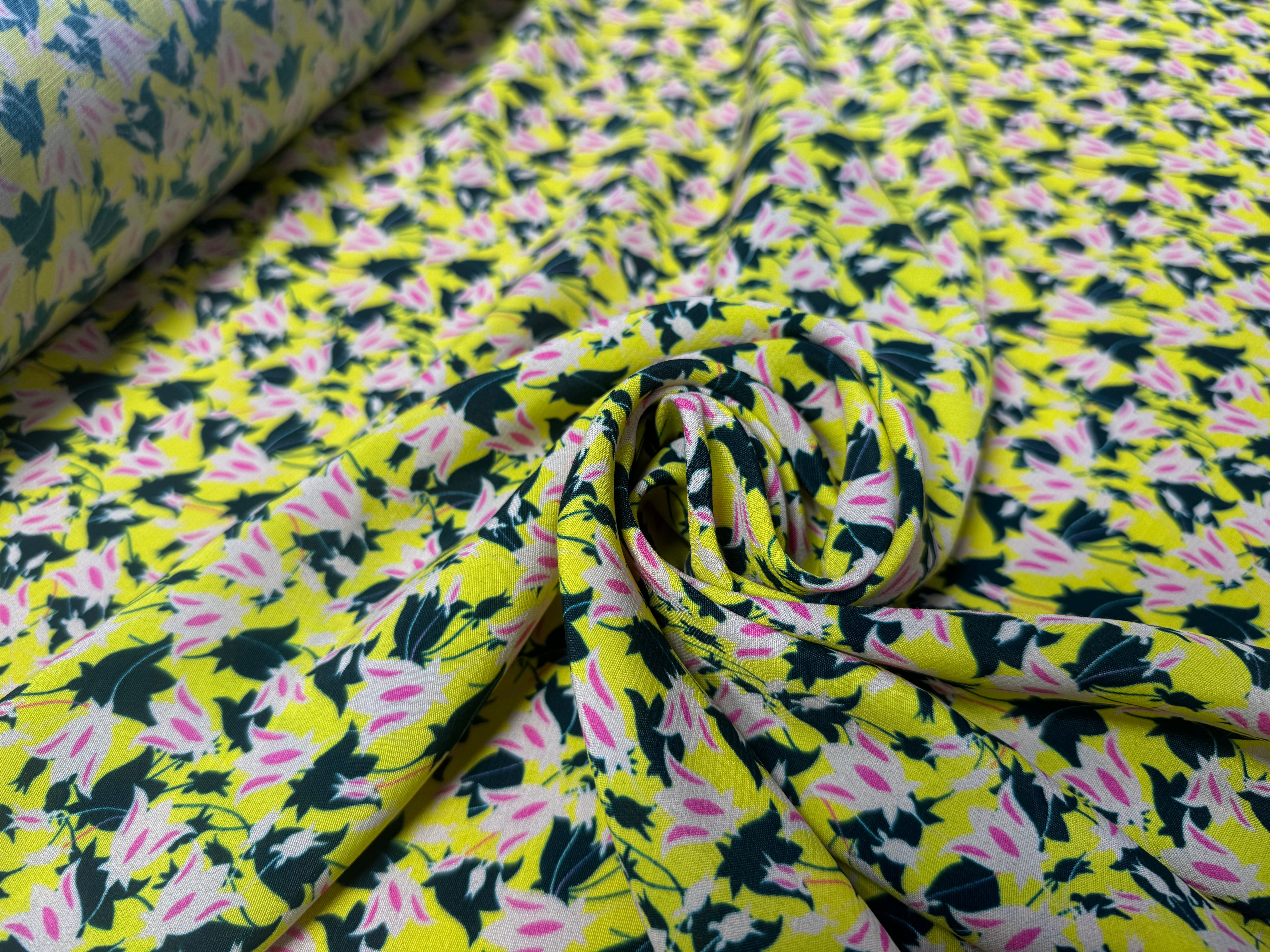CRÊPE VISCOSE FOND JAUNE MOTIFS FLEURS DE LYS - My Little Coupon