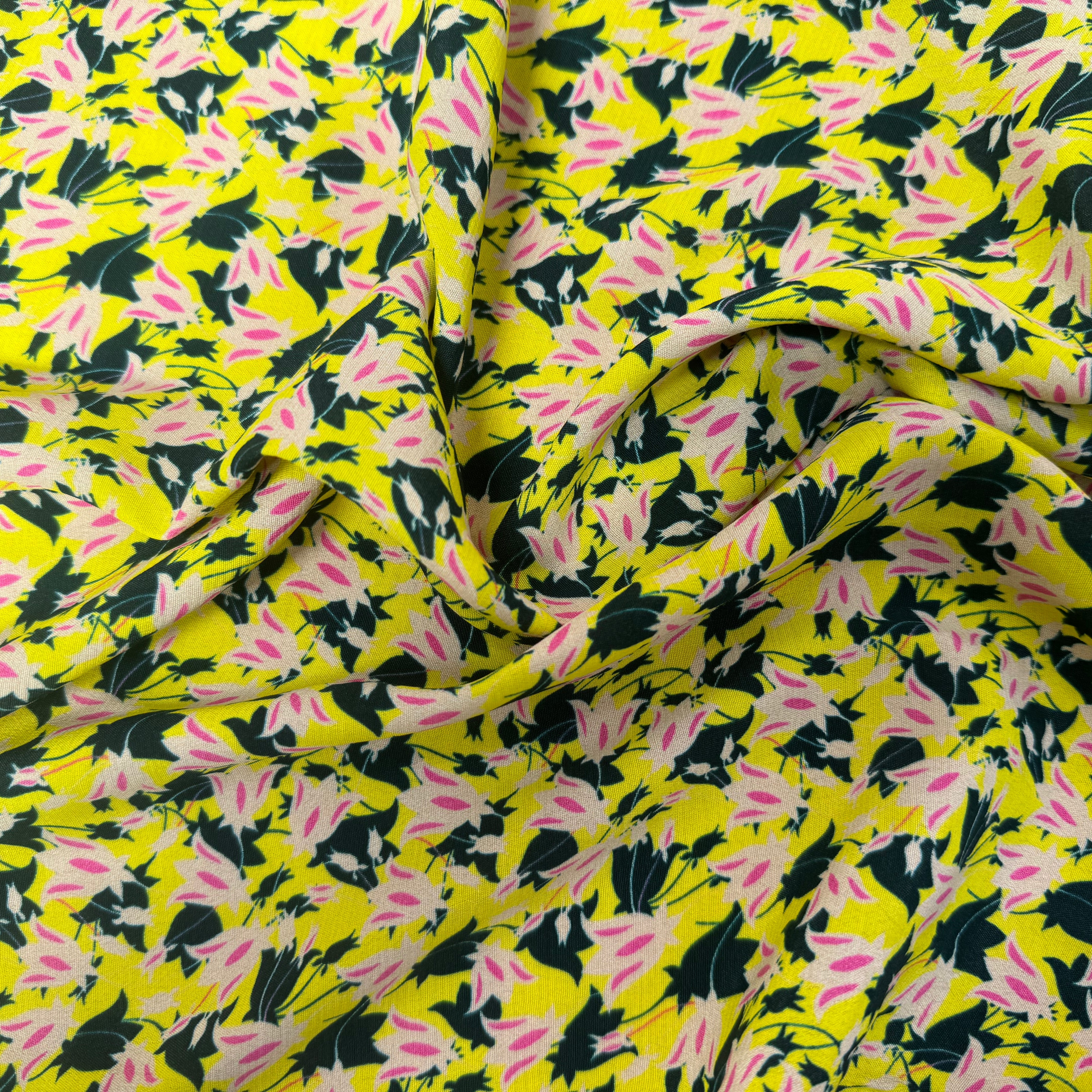 CRÊPE VISCOSE FOND JAUNE MOTIFS FLEURS DE LYS - My Little Coupon