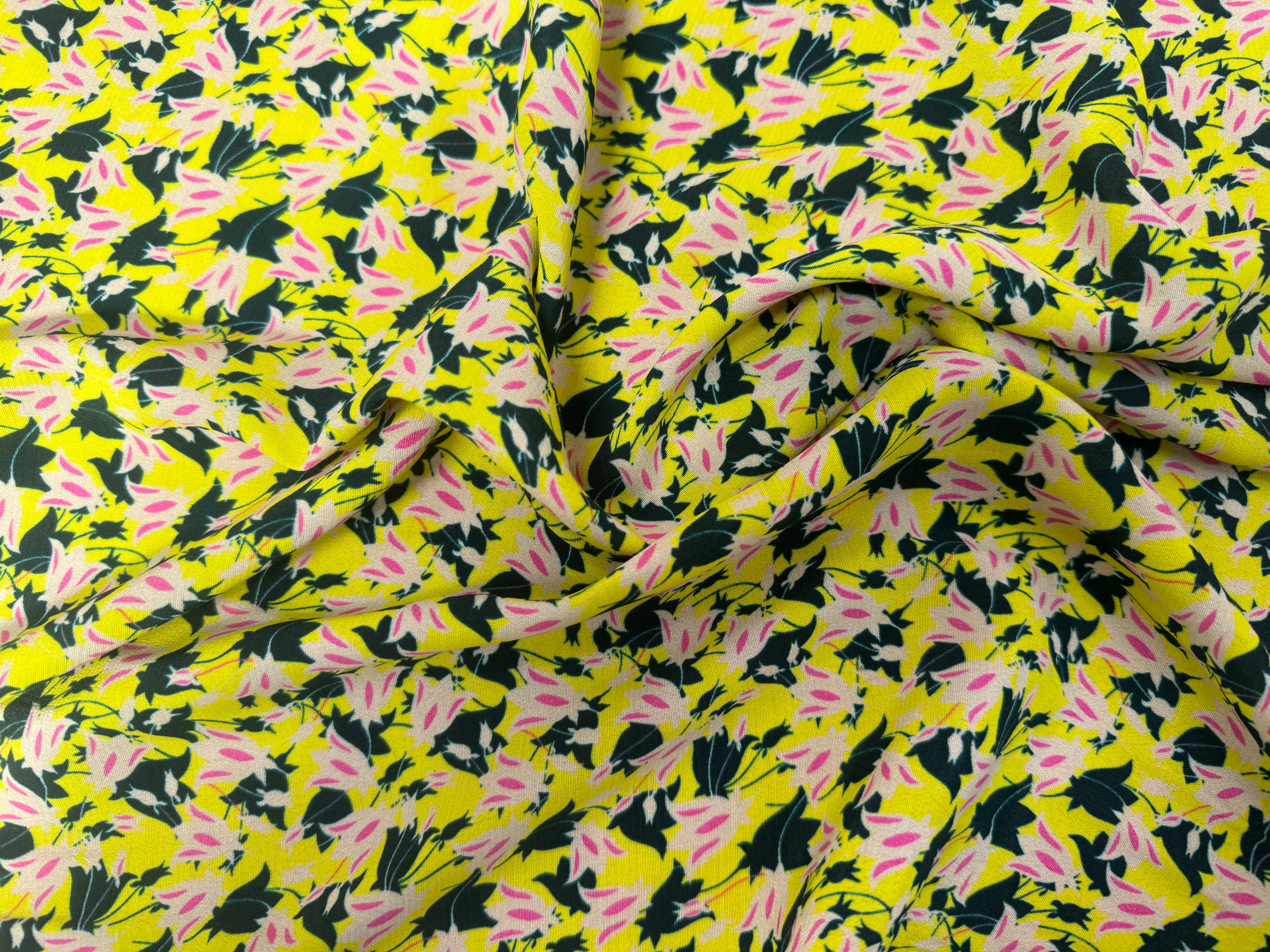 CRÊPE VISCOSE FOND JAUNE MOTIFS FLEURS DE LYS - My Little Coupon