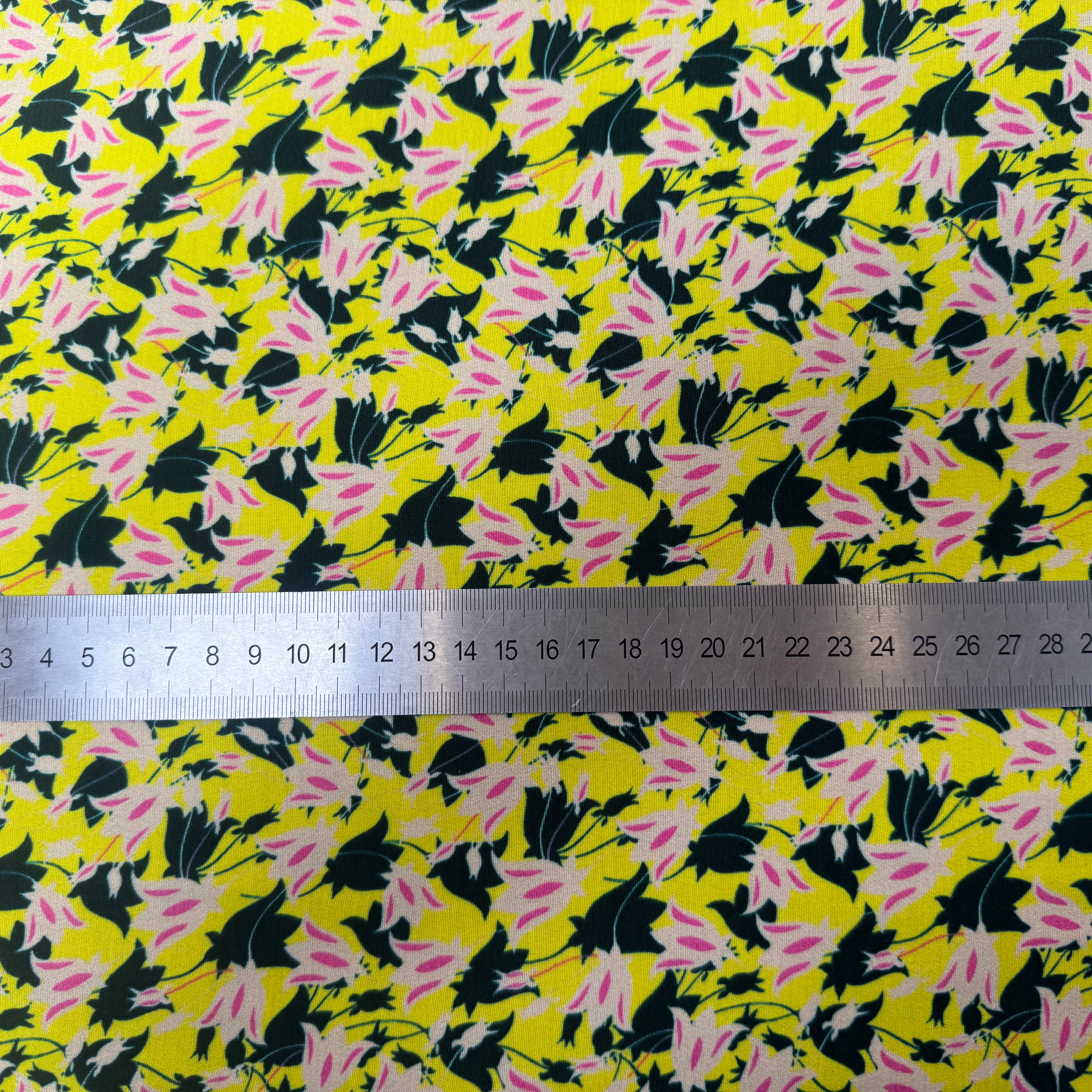 CRÊPE VISCOSE FOND JAUNE MOTIFS FLEURS DE LYS - My Little Coupon