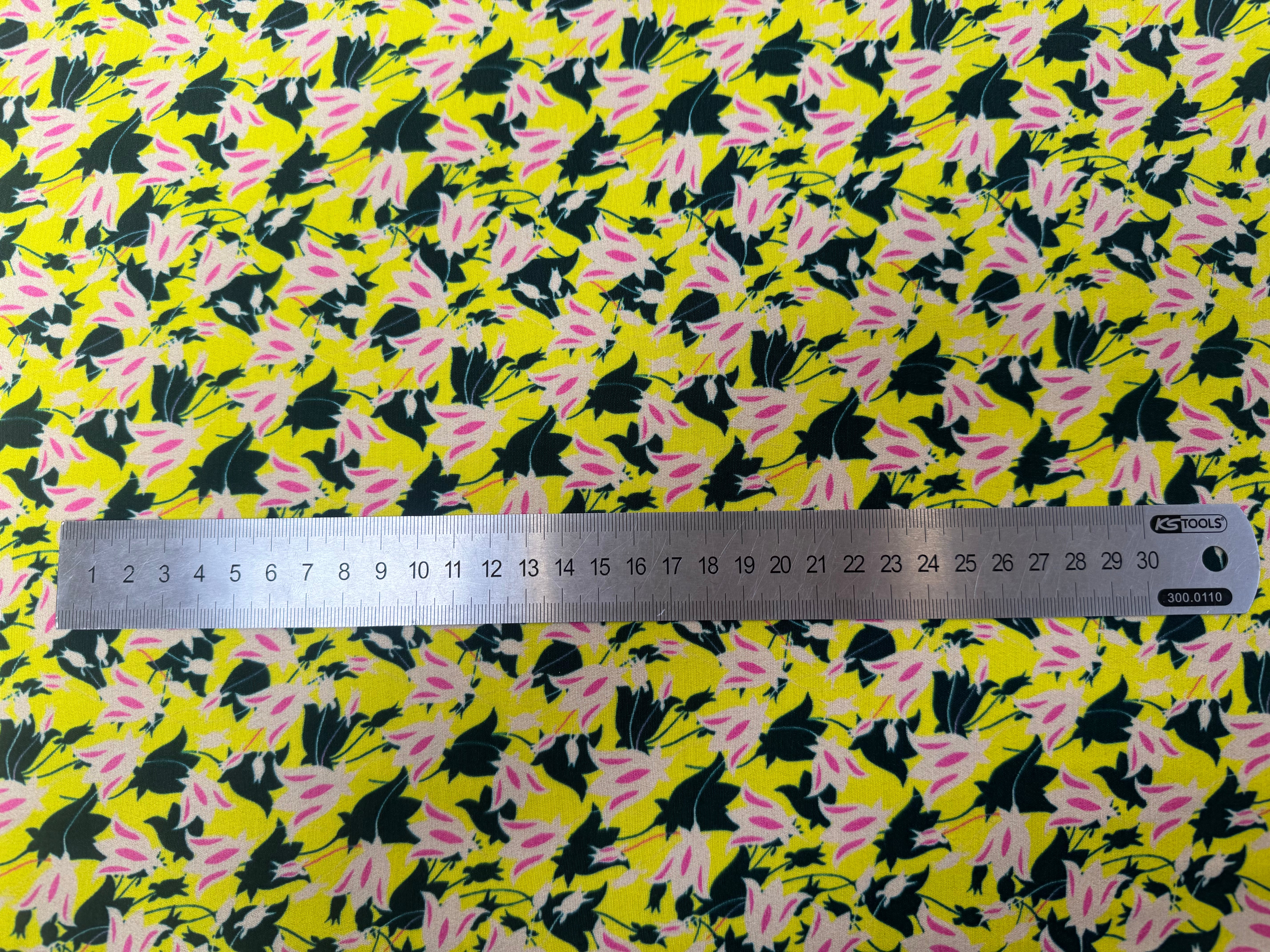 CRÊPE VISCOSE FOND JAUNE MOTIFS FLEURS DE LYS - My Little Coupon