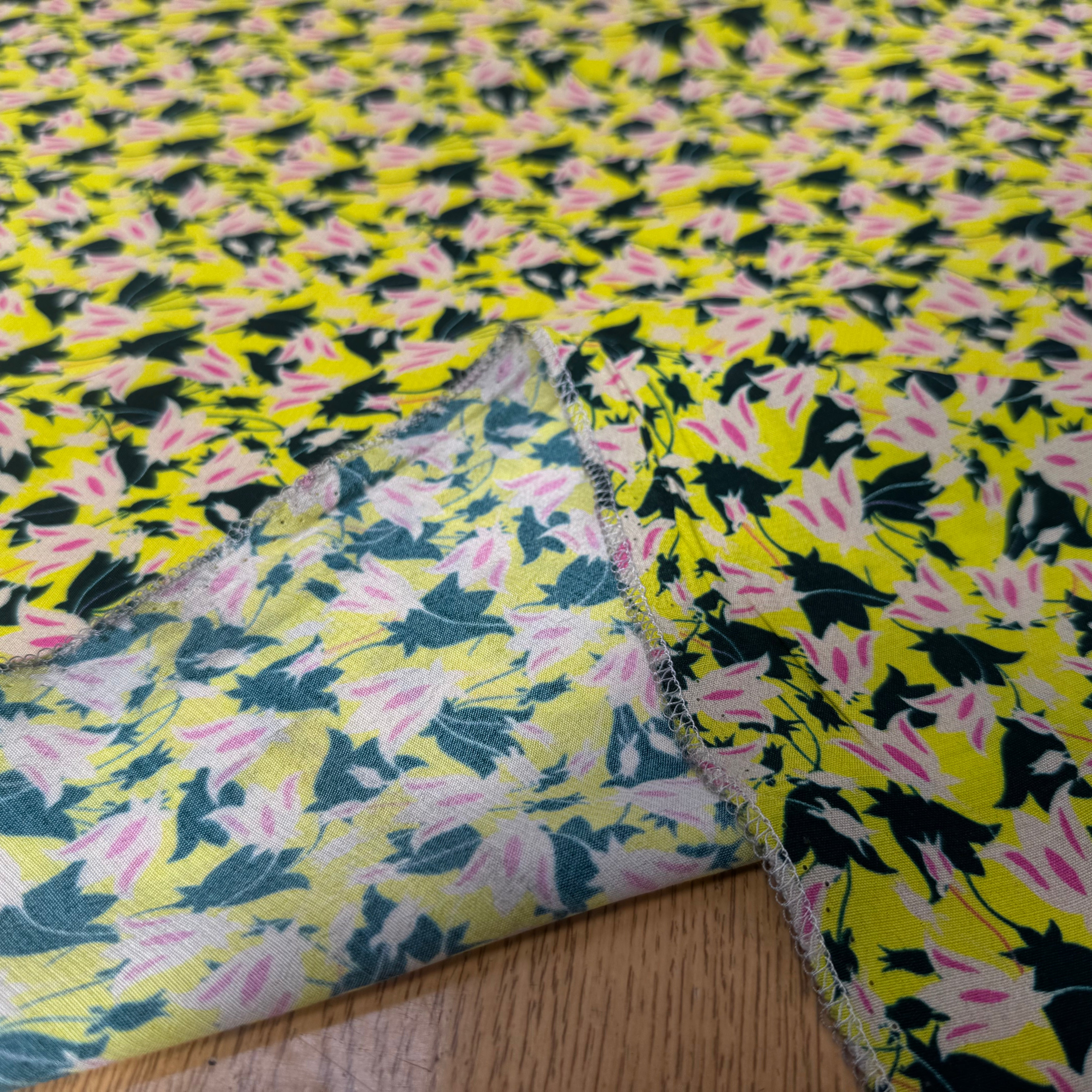 CRÊPE VISCOSE FOND JAUNE MOTIFS FLEURS DE LYS - My Little Coupon