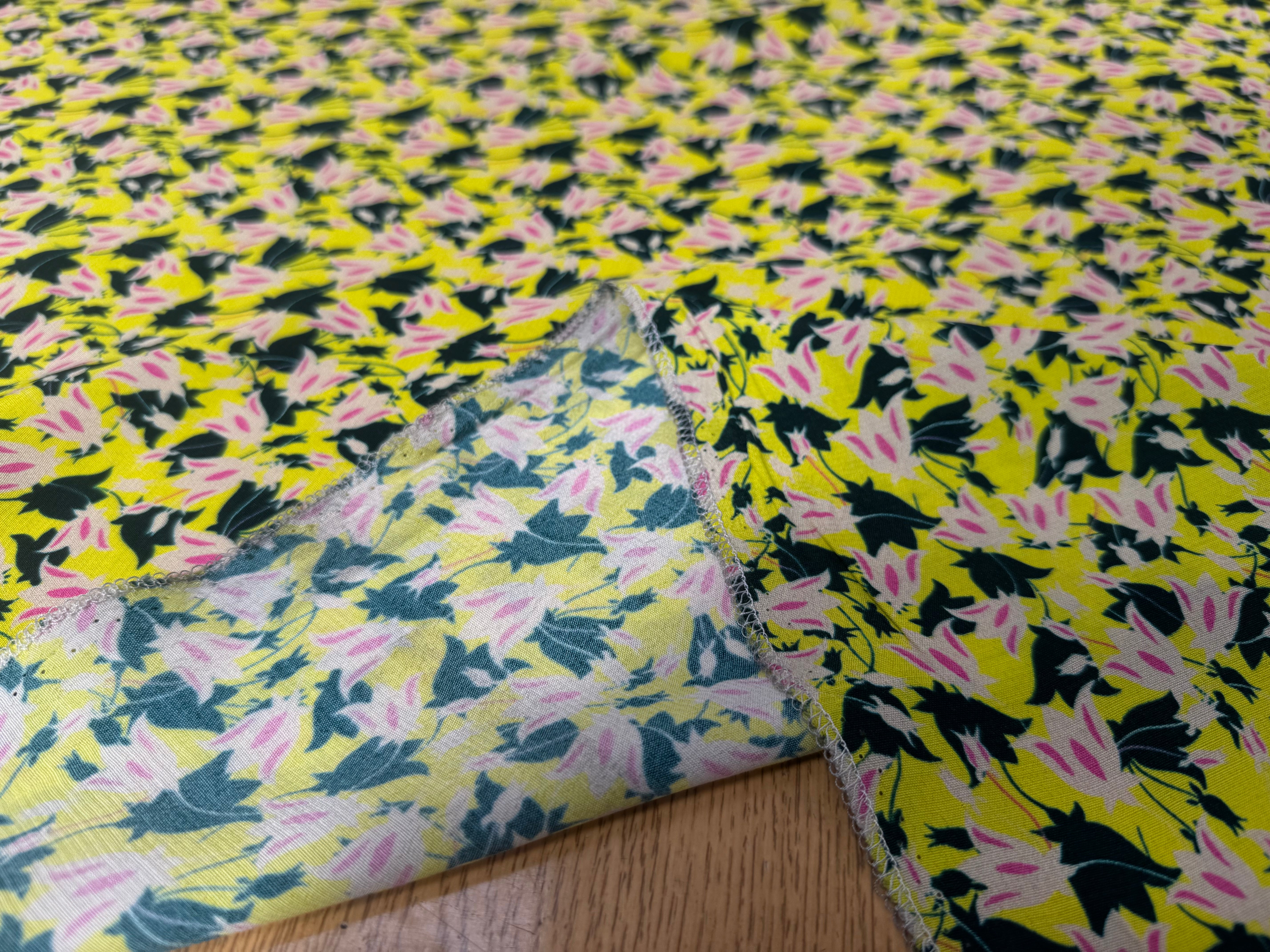 CRÊPE VISCOSE FOND JAUNE MOTIFS FLEURS DE LYS - My Little Coupon