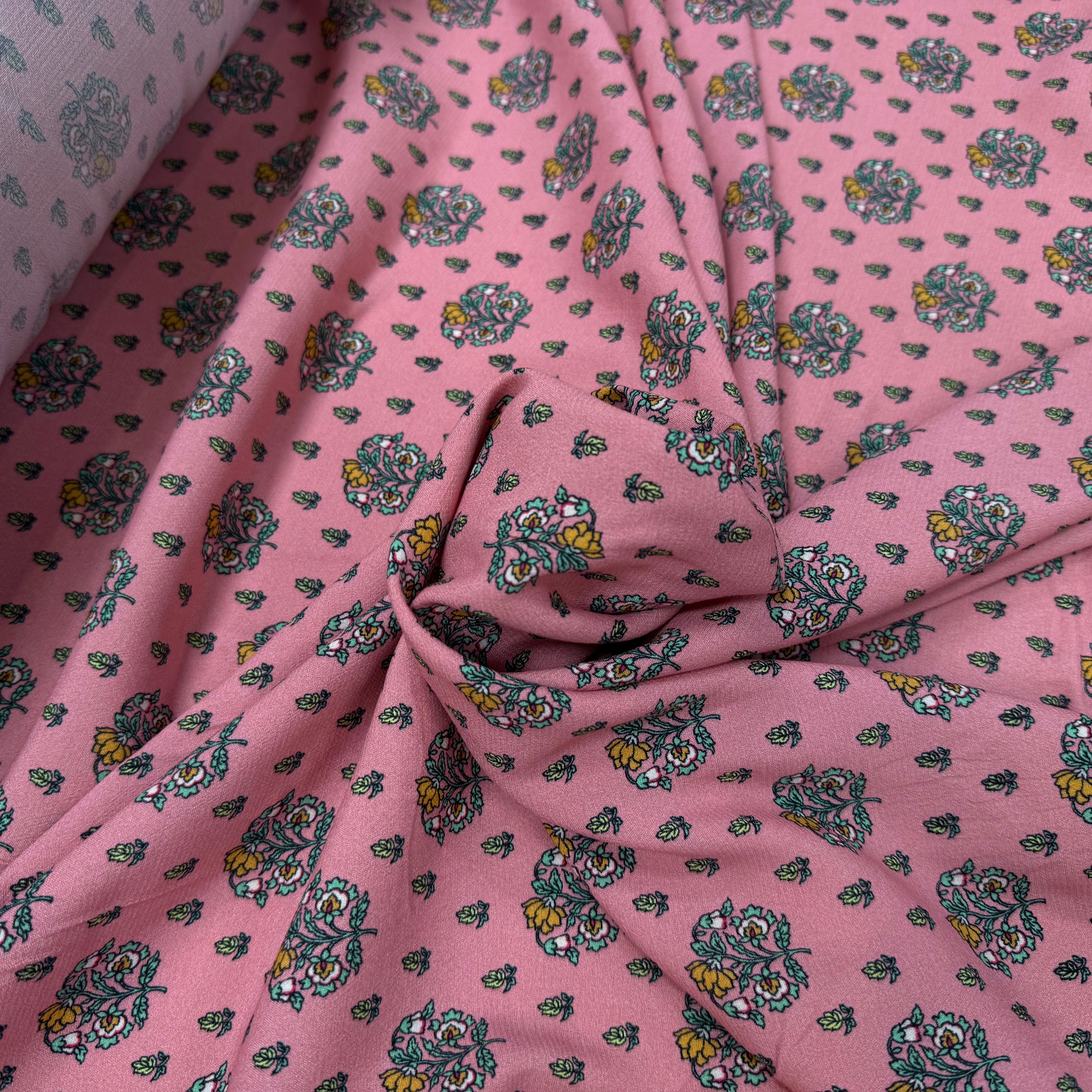 CRÊPE VISCOSE FOND ROSE MOTIFS FLEURS DESSIN VERT - My Little Coupon