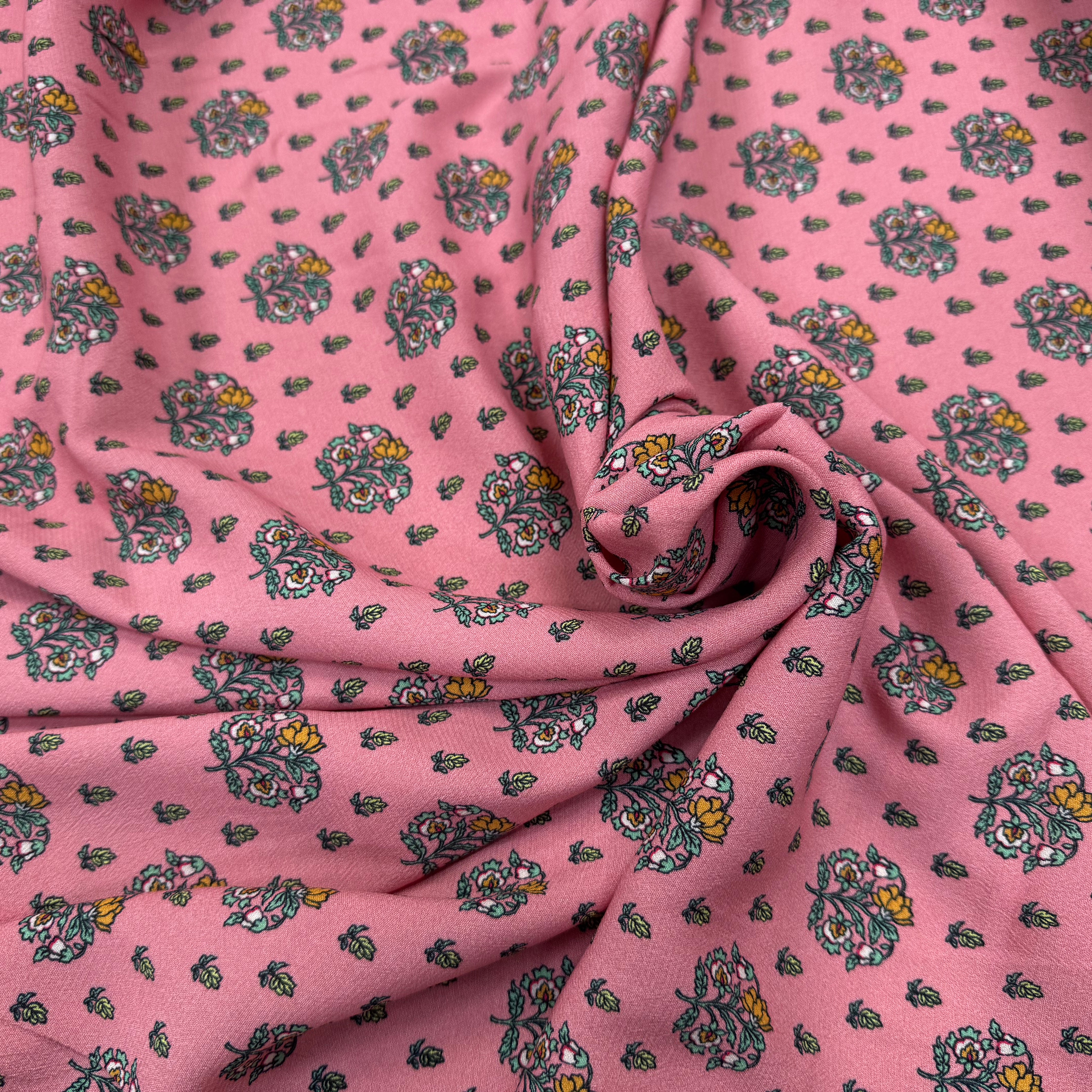 CRÊPE VISCOSE FOND ROSE MOTIFS FLEURS DESSIN VERT - My Little Coupon