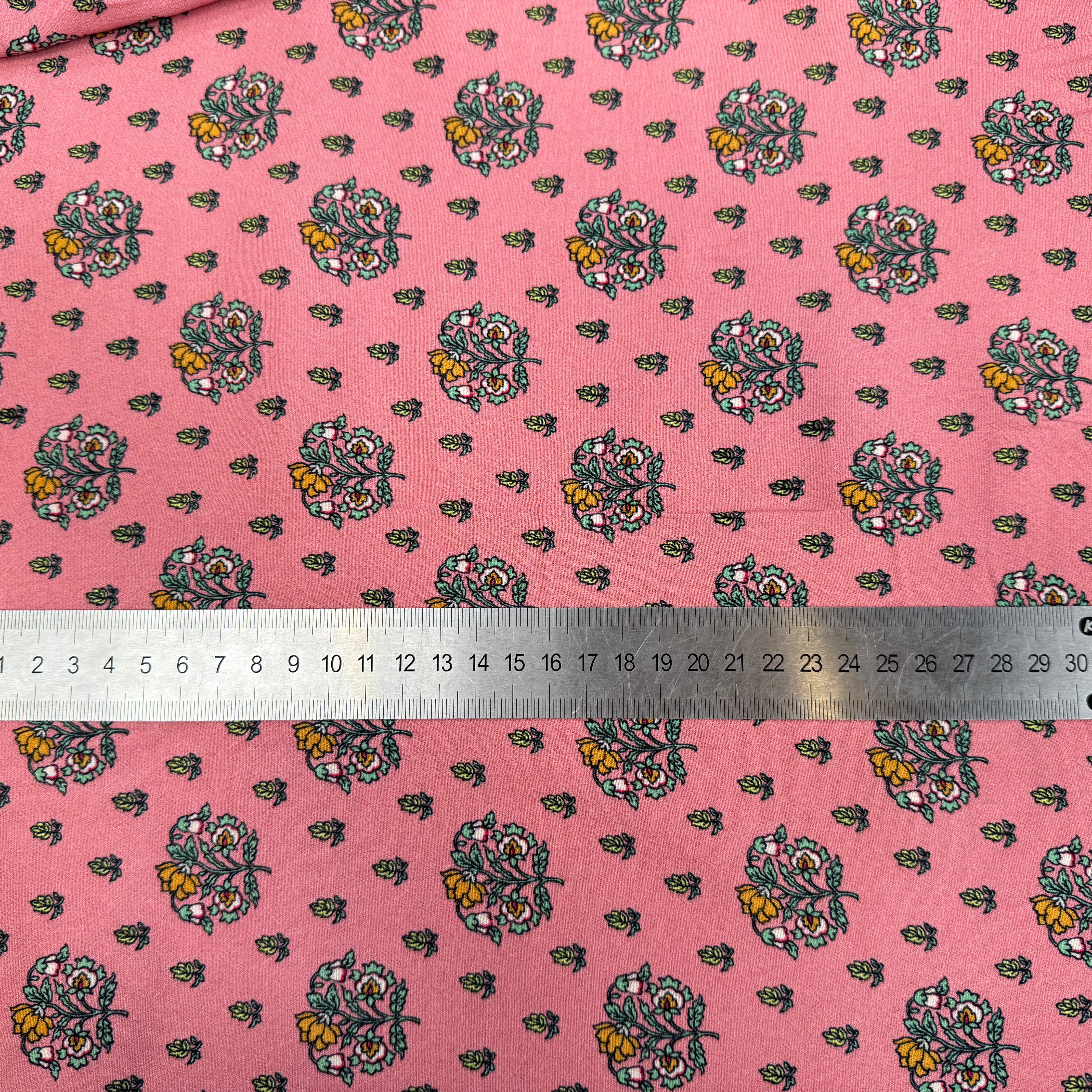 CRÊPE VISCOSE FOND ROSE MOTIFS FLEURS DESSIN VERT - My Little Coupon