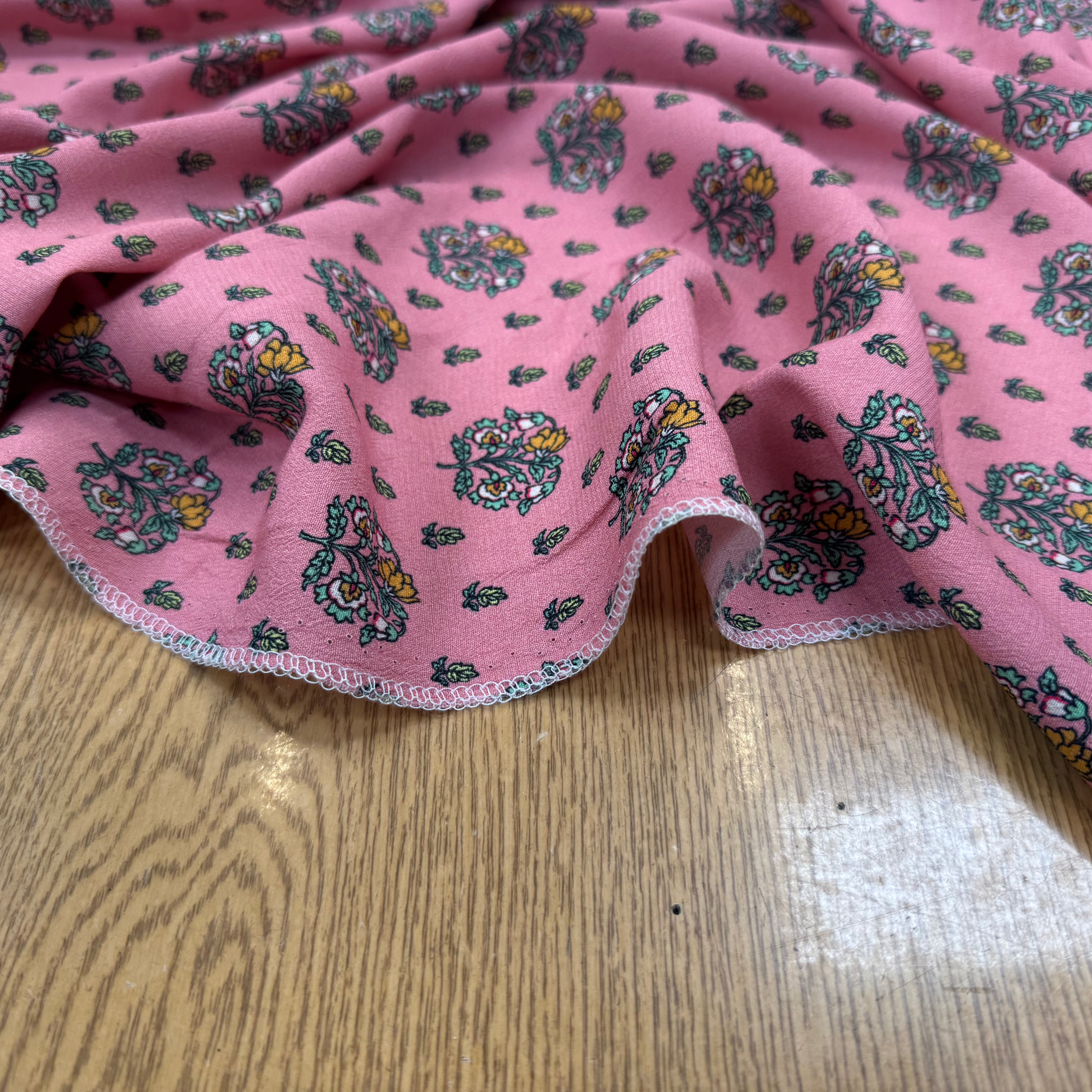 CRÊPE VISCOSE FOND ROSE MOTIFS FLEURS DESSIN VERT - My Little Coupon