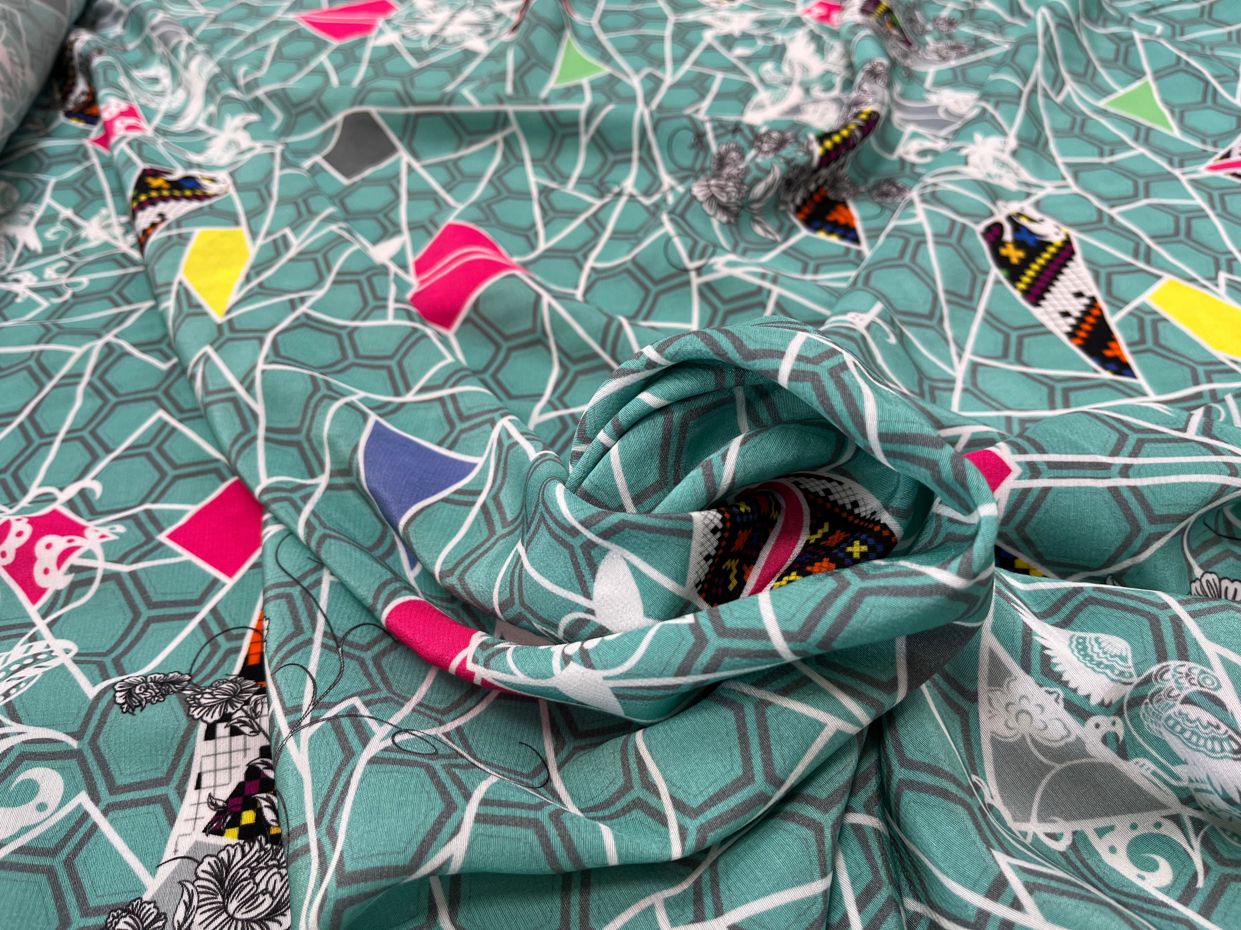 CREPE VISCOSE GÉOMETRIQUE VERT FORMES MULTICOLORES - My Little Coupon