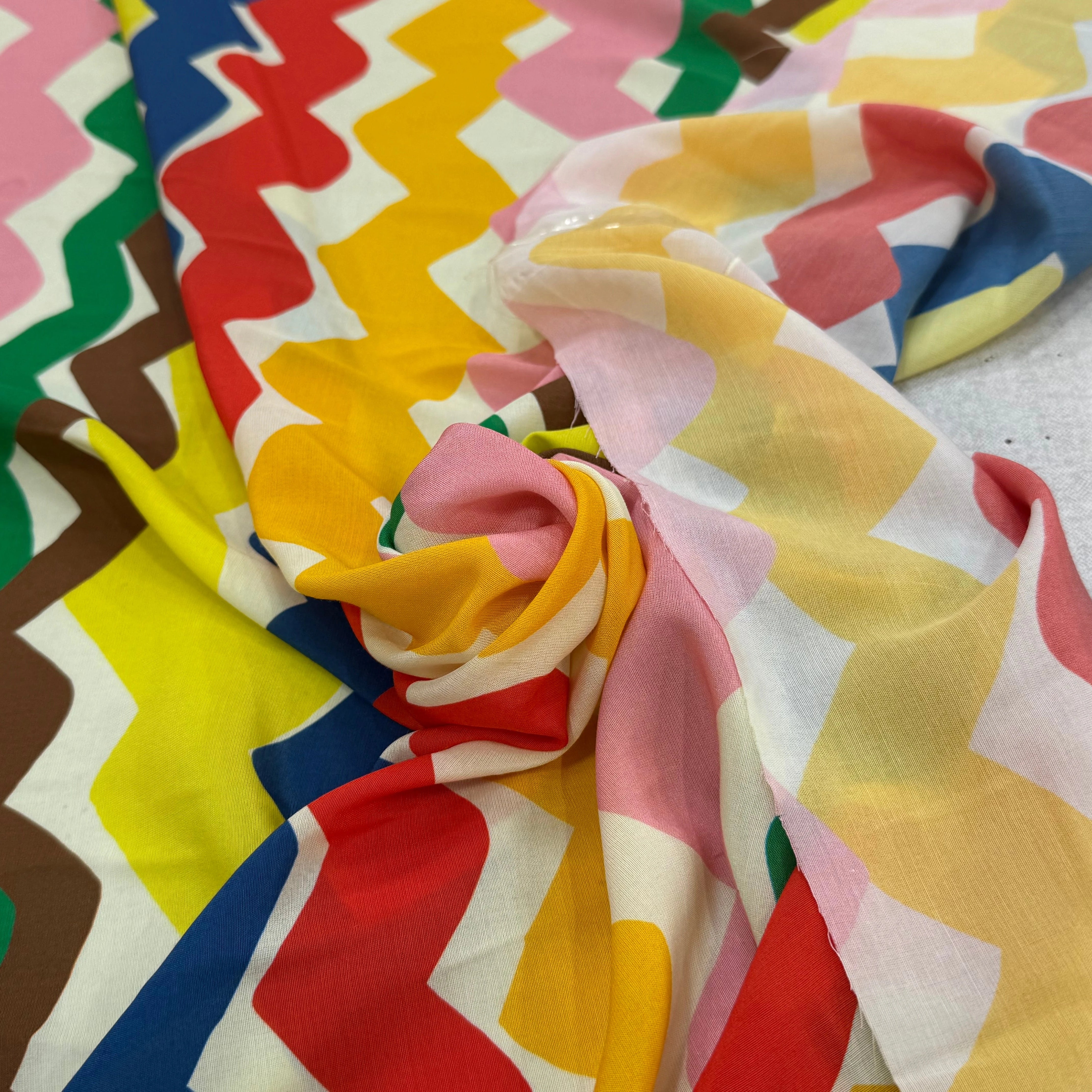CREPE VISCOSE IMPRIMÉ RAYURES DESTRUCTURÉES TANGO ZIG-ZAG MULTICOLORES - My Little Coupon