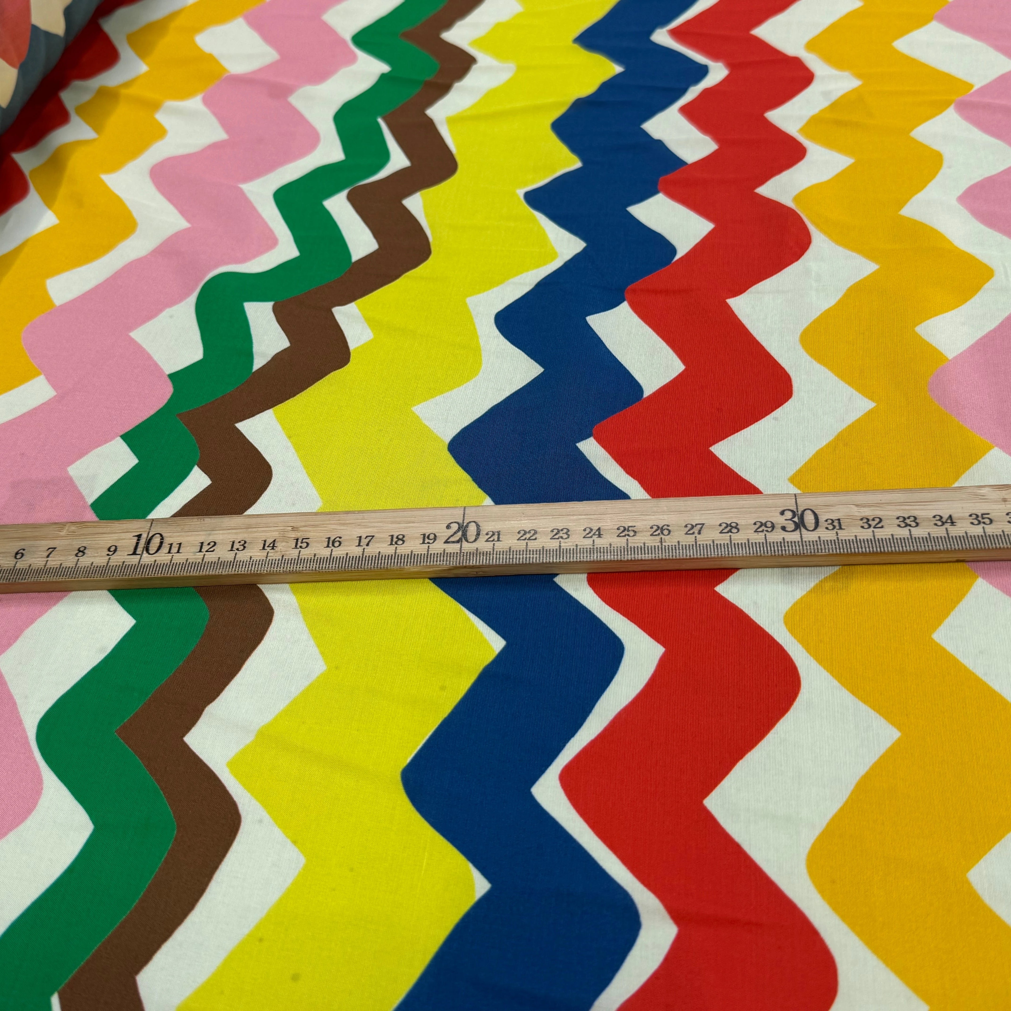 CREPE VISCOSE IMPRIMÉ RAYURES DESTRUCTURÉES TANGO ZIG-ZAG MULTICOLORES - My Little Coupon