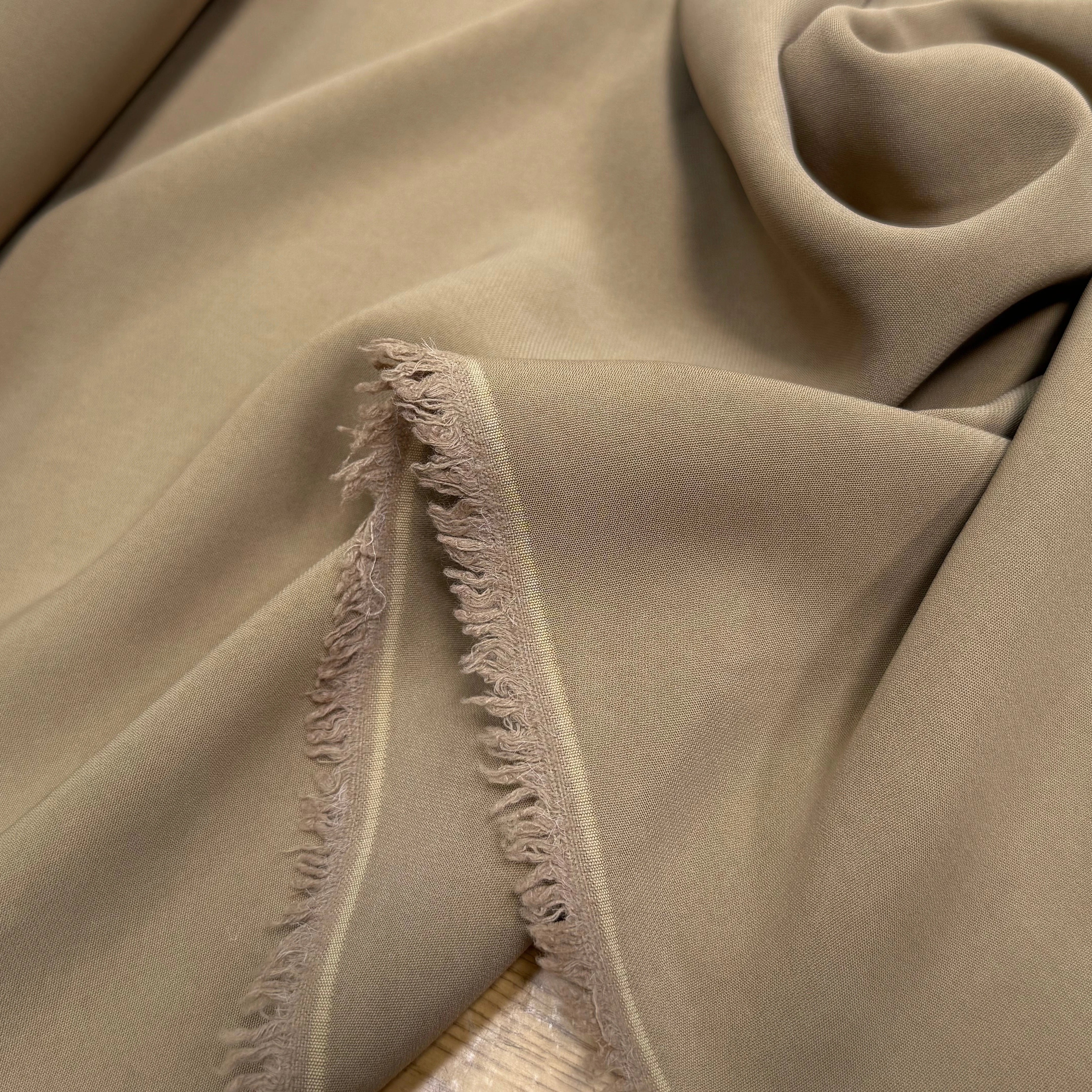 CREPE VISCOSE LÉGÈREMENT STRETCH BEAU TOMBÉ LIGHT TAUPE - My Little Coupon