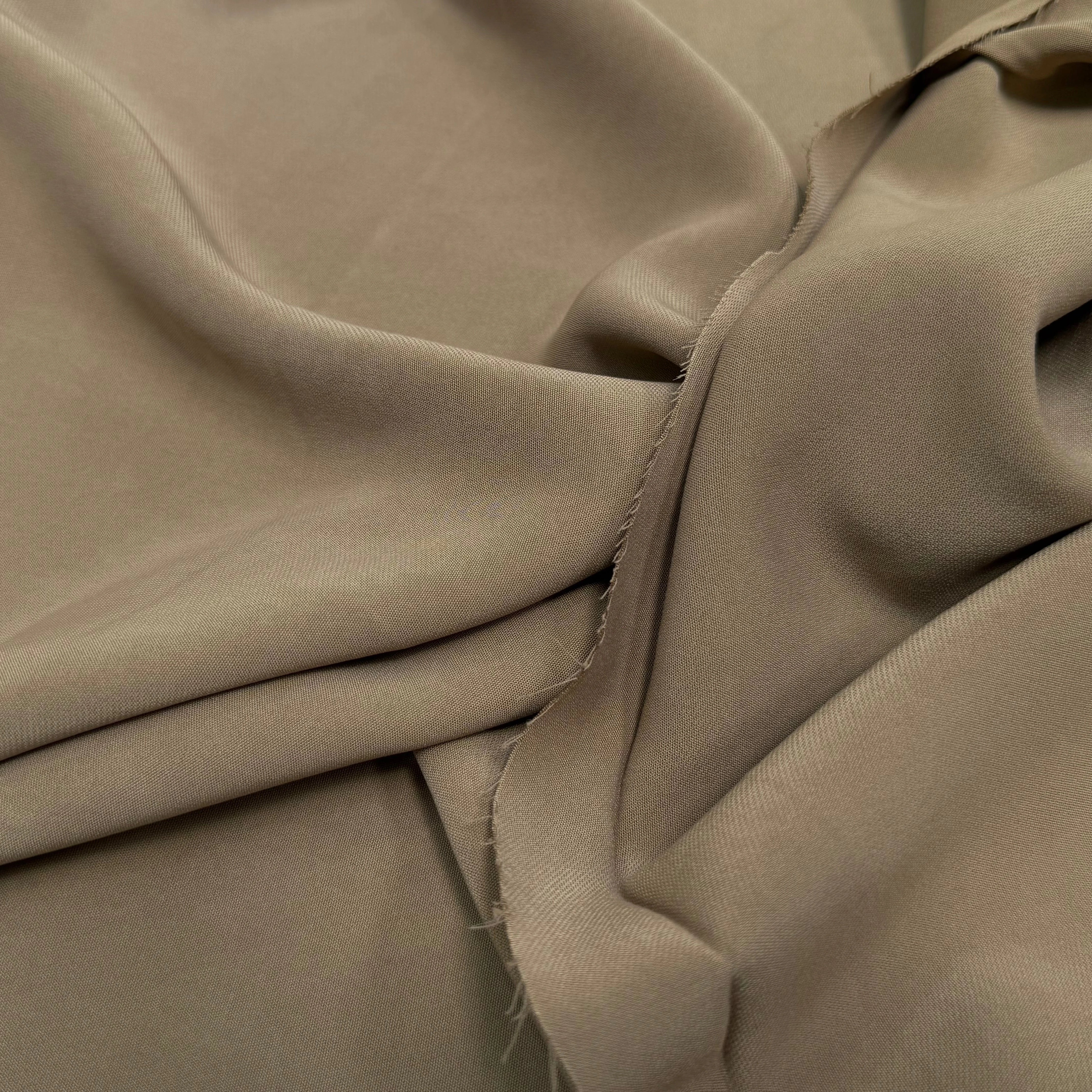 CREPE VISCOSE LÉGÈREMENT STRETCH BEAU TOMBÉ LIGHT TAUPE - My Little Coupon