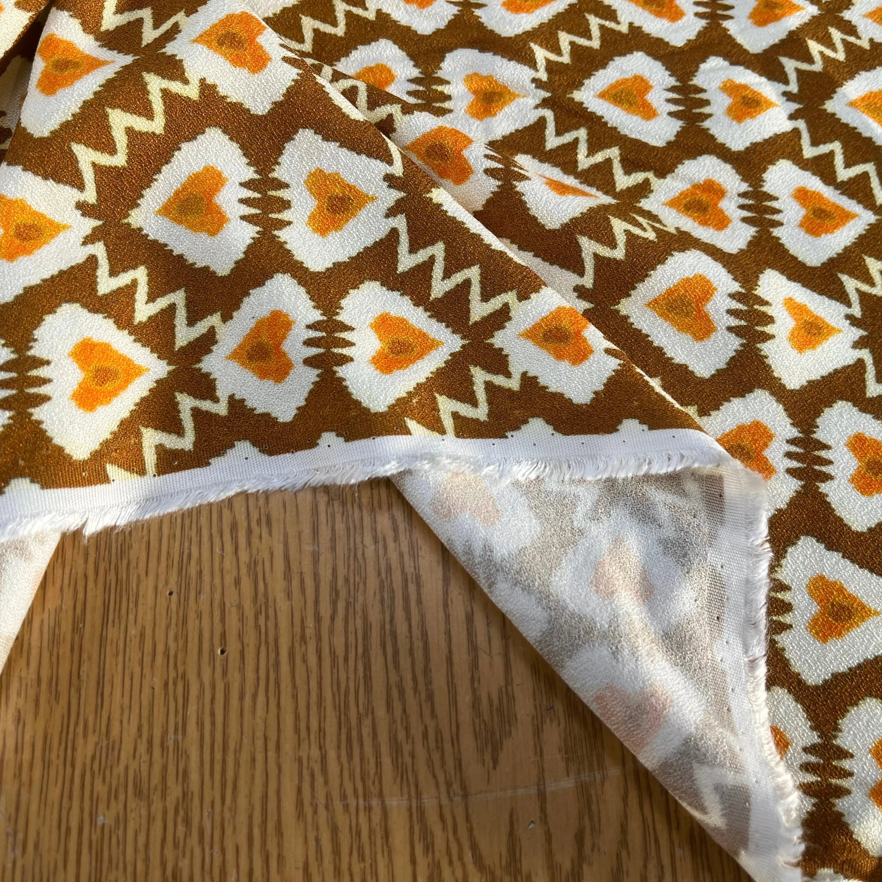 CREPE VISCOSE LOURD FOND MARON MOTIF COEUR - My Little Coupon