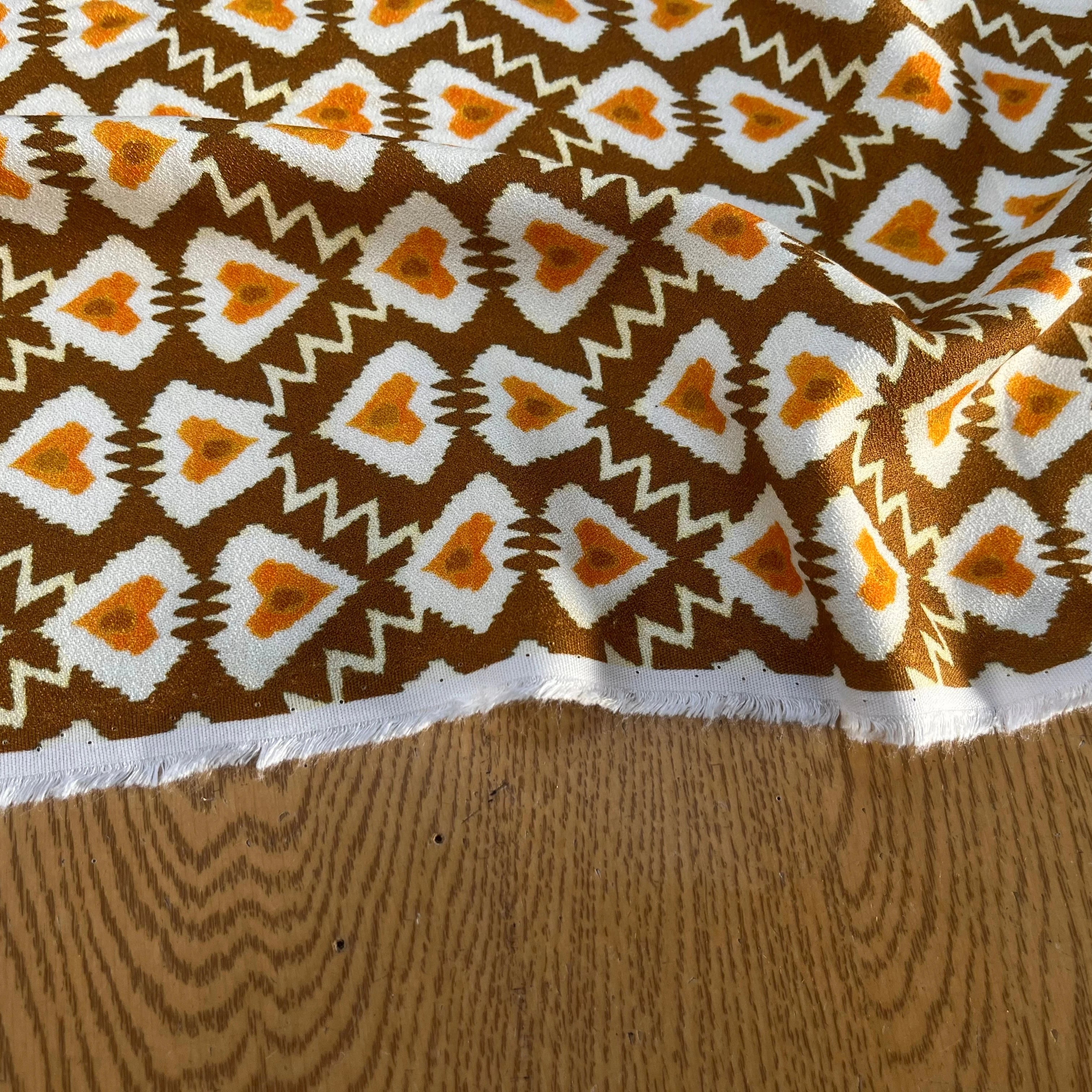 CREPE VISCOSE LOURD FOND MARON MOTIF COEUR - My Little Coupon