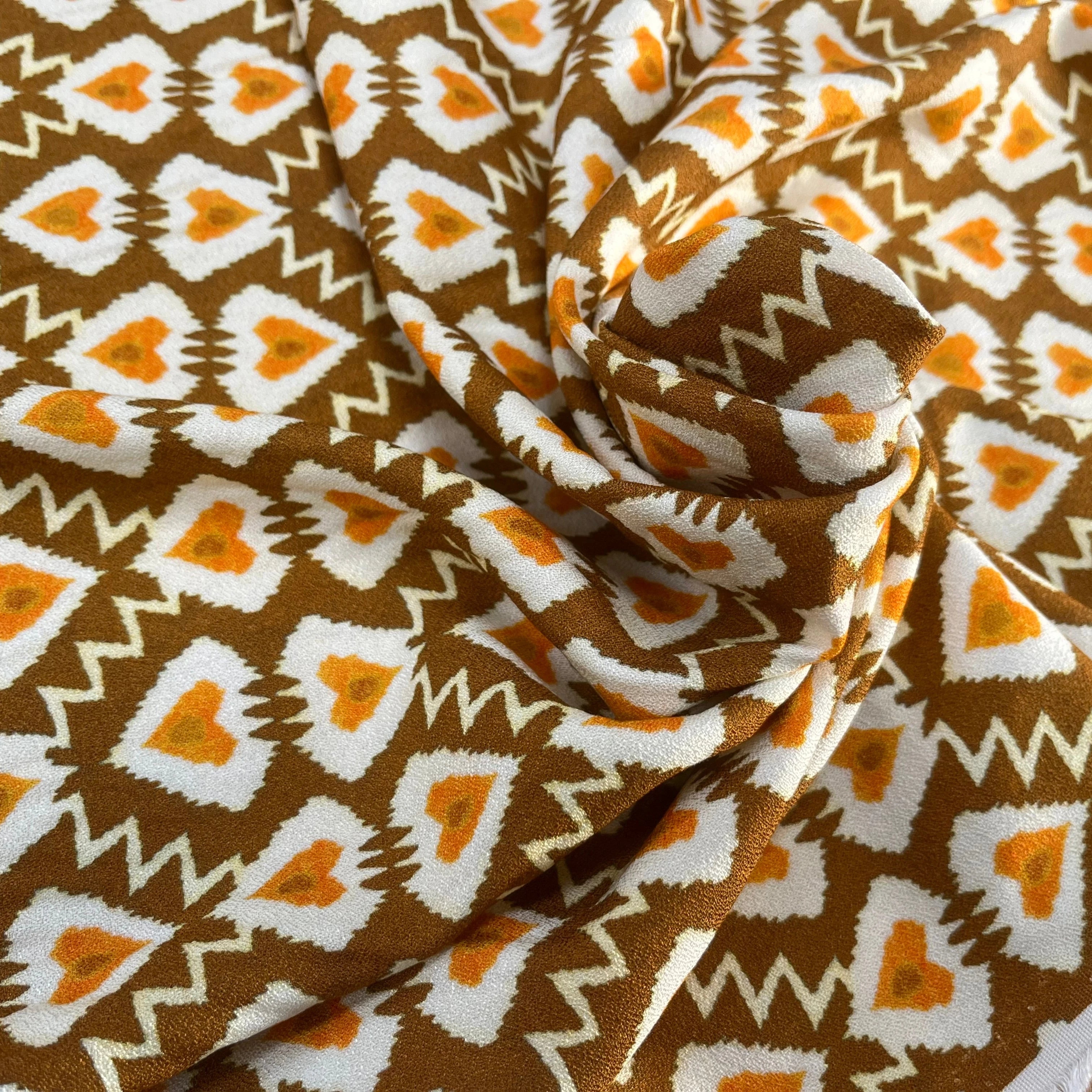 CREPE VISCOSE LOURD FOND MARON MOTIF COEUR - My Little Coupon