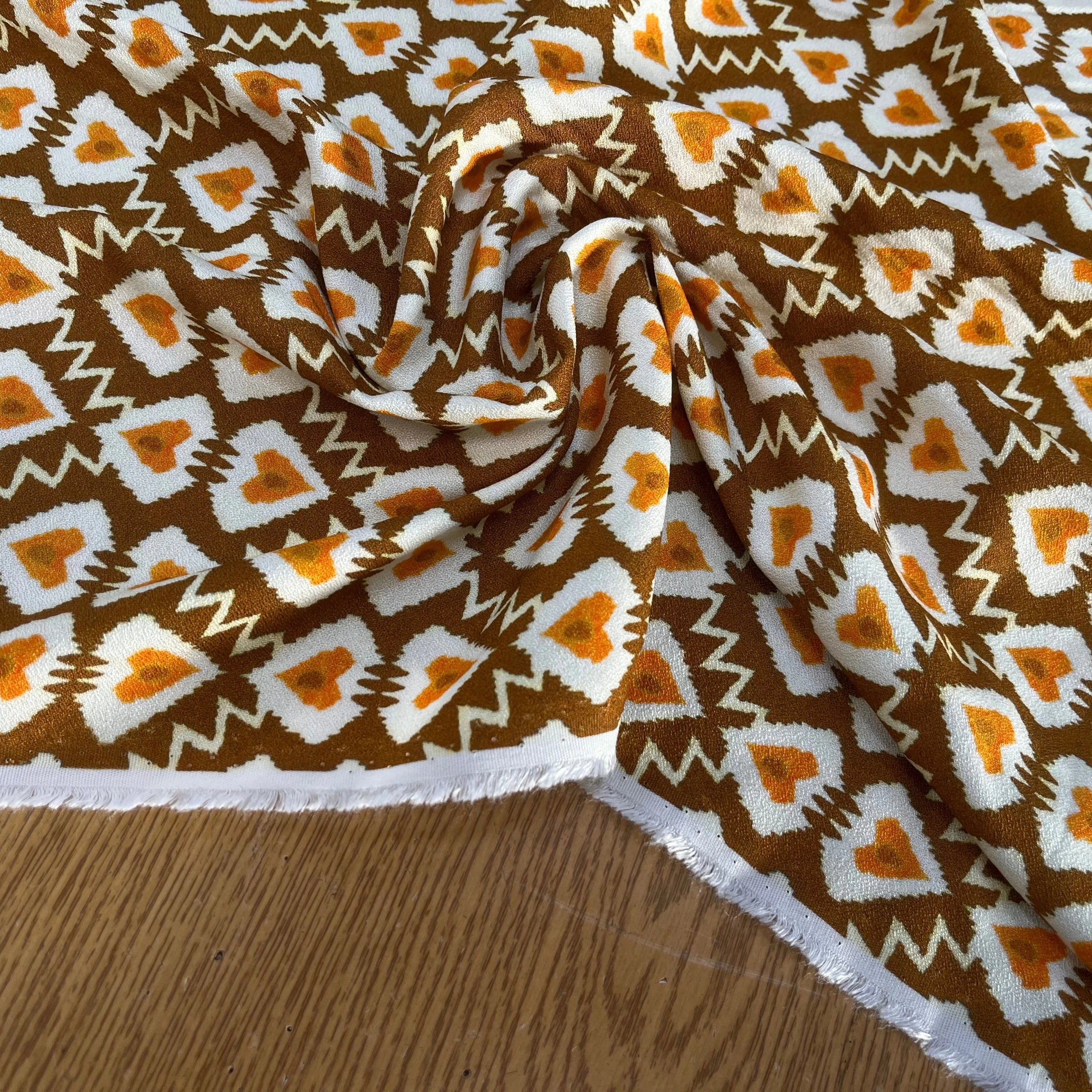 CREPE VISCOSE LOURD FOND MARON MOTIF COEUR - My Little Coupon