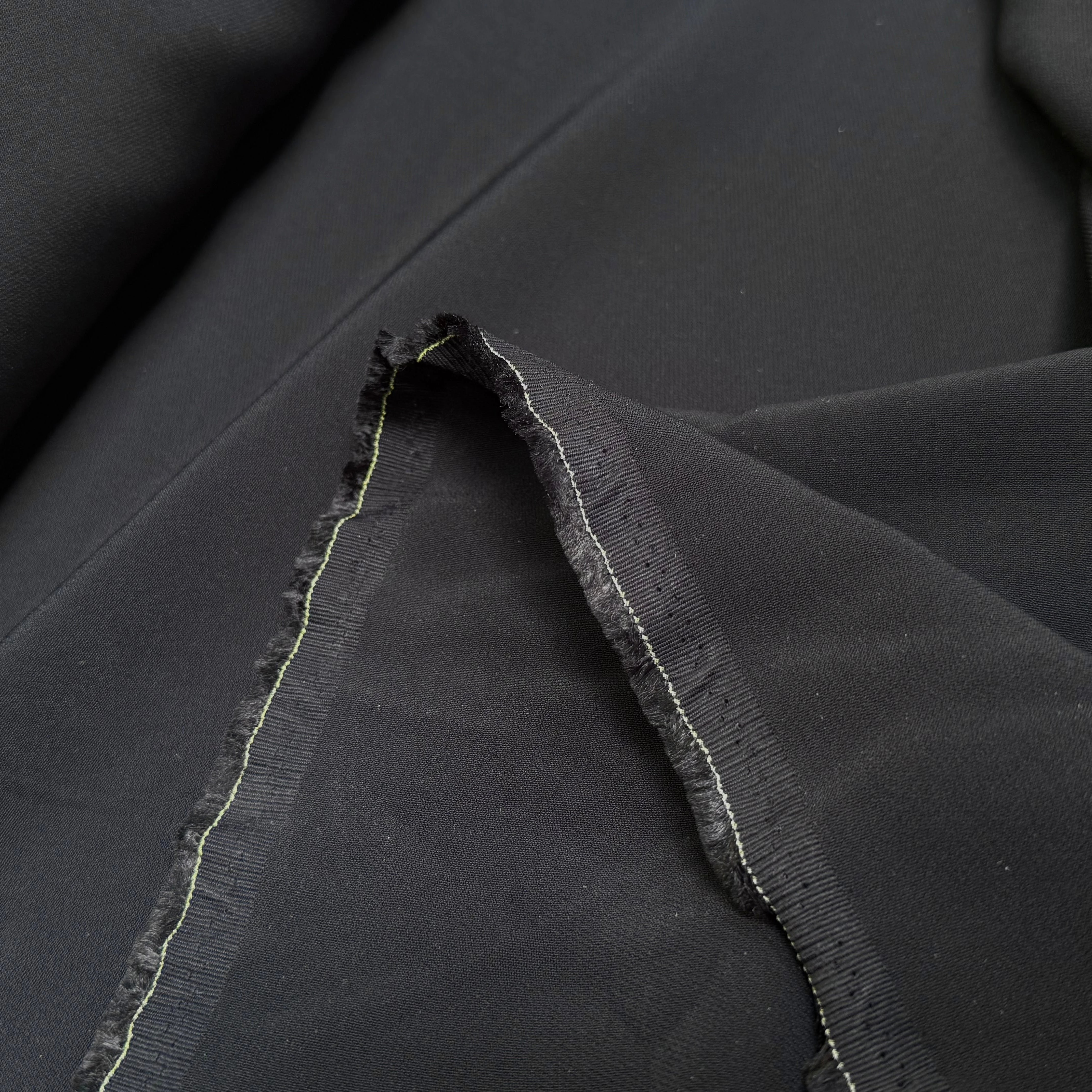 CREPE VISCOSE LOURD TRÈS BEAU TOMBÉ NOIR TRÈS LÉGÈREMENT SATINÉ - My Little Coupon