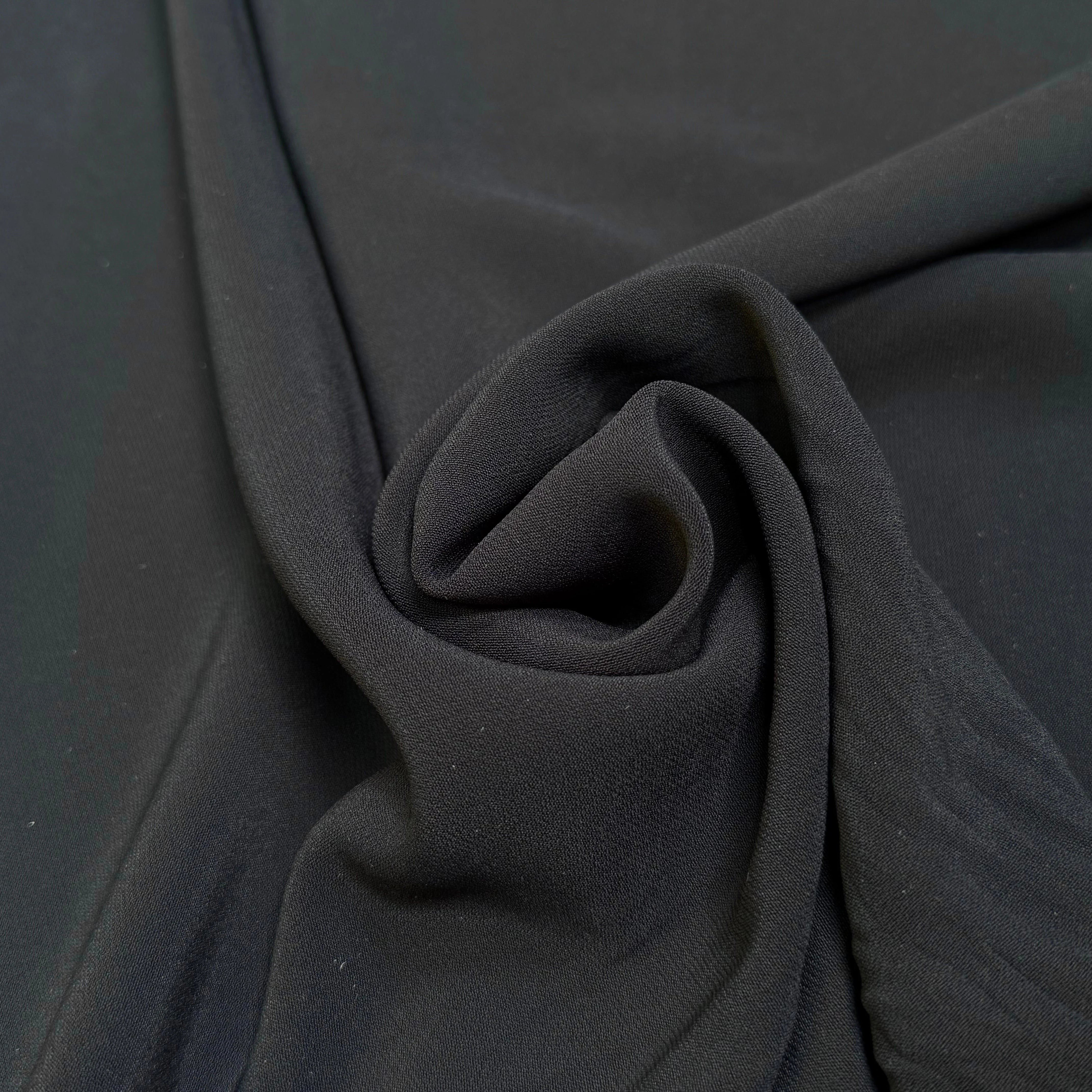 CREPE VISCOSE LOURD TRÈS BEAU TOMBÉ NOIR TRÈS LÉGÈREMENT SATINÉ - My Little Coupon