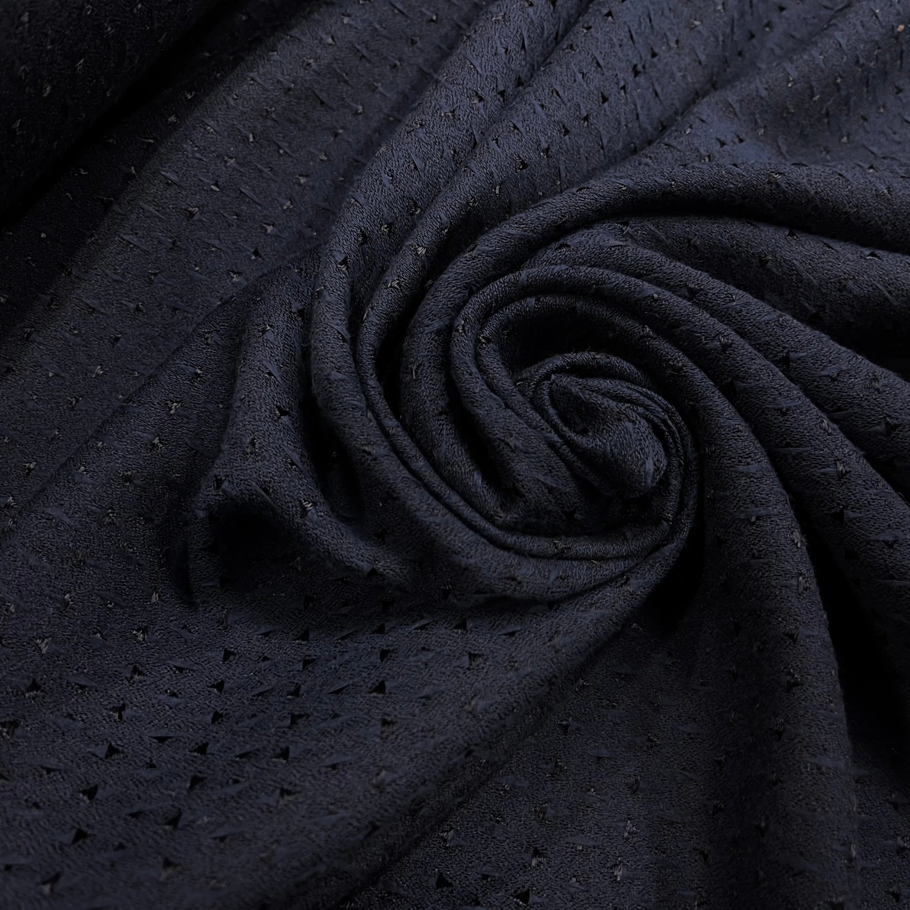 CREPE VISCOSE MOTIF TRIANGULAIRE JACQUARD NOIR MARINE - My Little Coupon