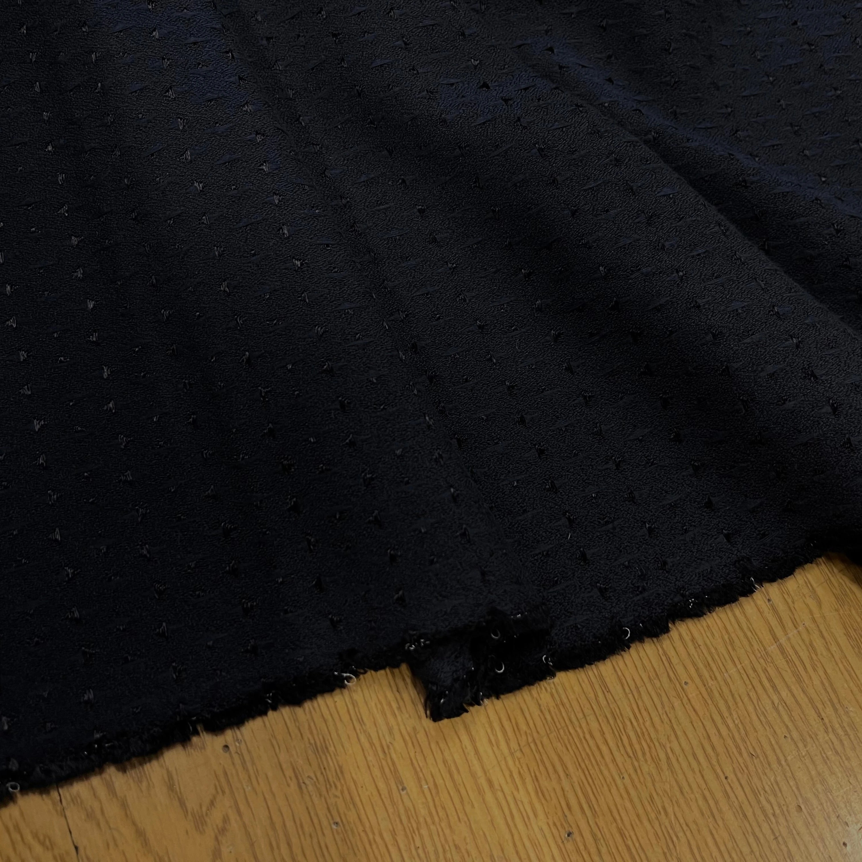 CREPE VISCOSE MOTIF TRIANGULAIRE JACQUARD NOIR MARINE - My Little Coupon