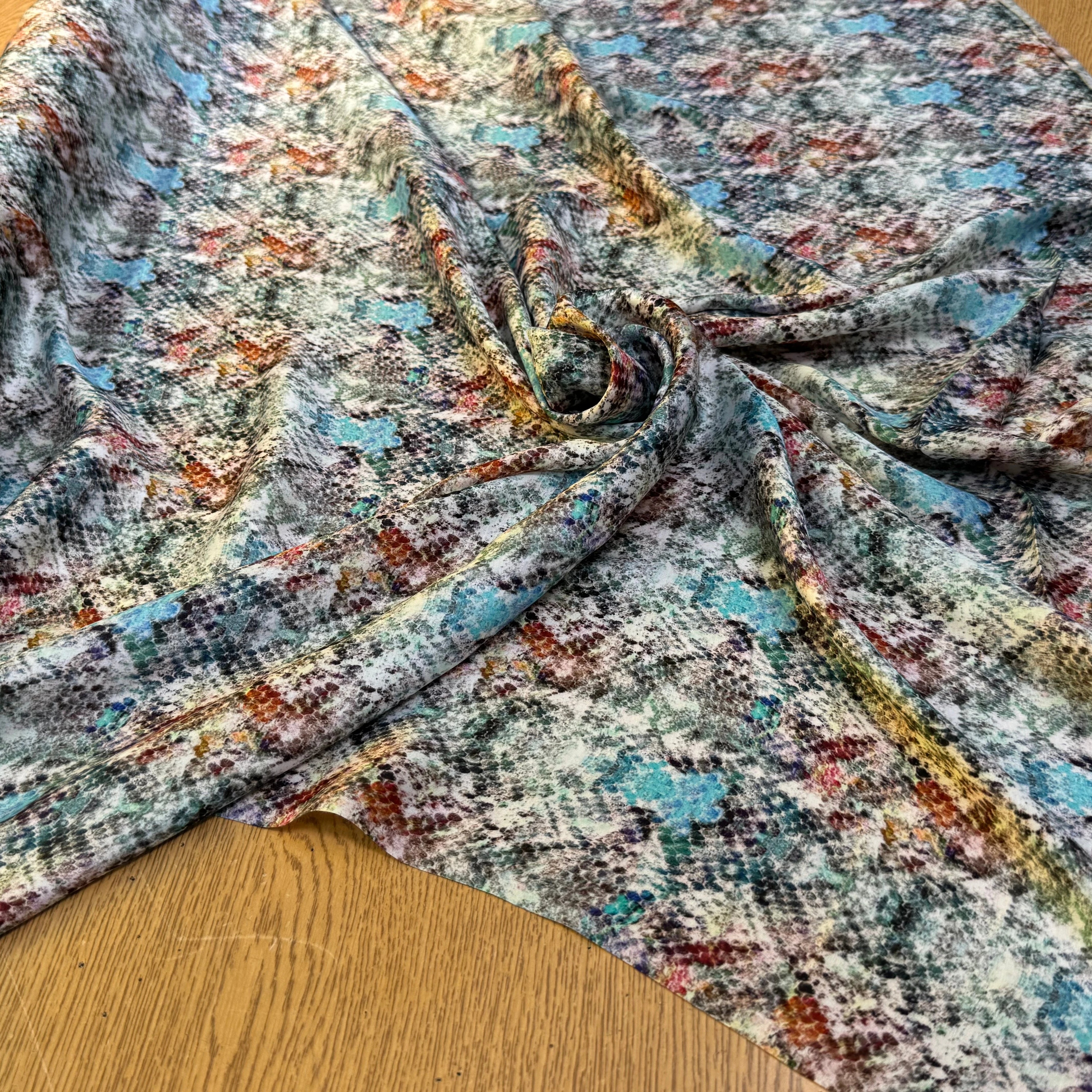 CREPE VISCOSE SATINÉ FLUIDE PYTHON MULTICOLORS - My Little Coupon