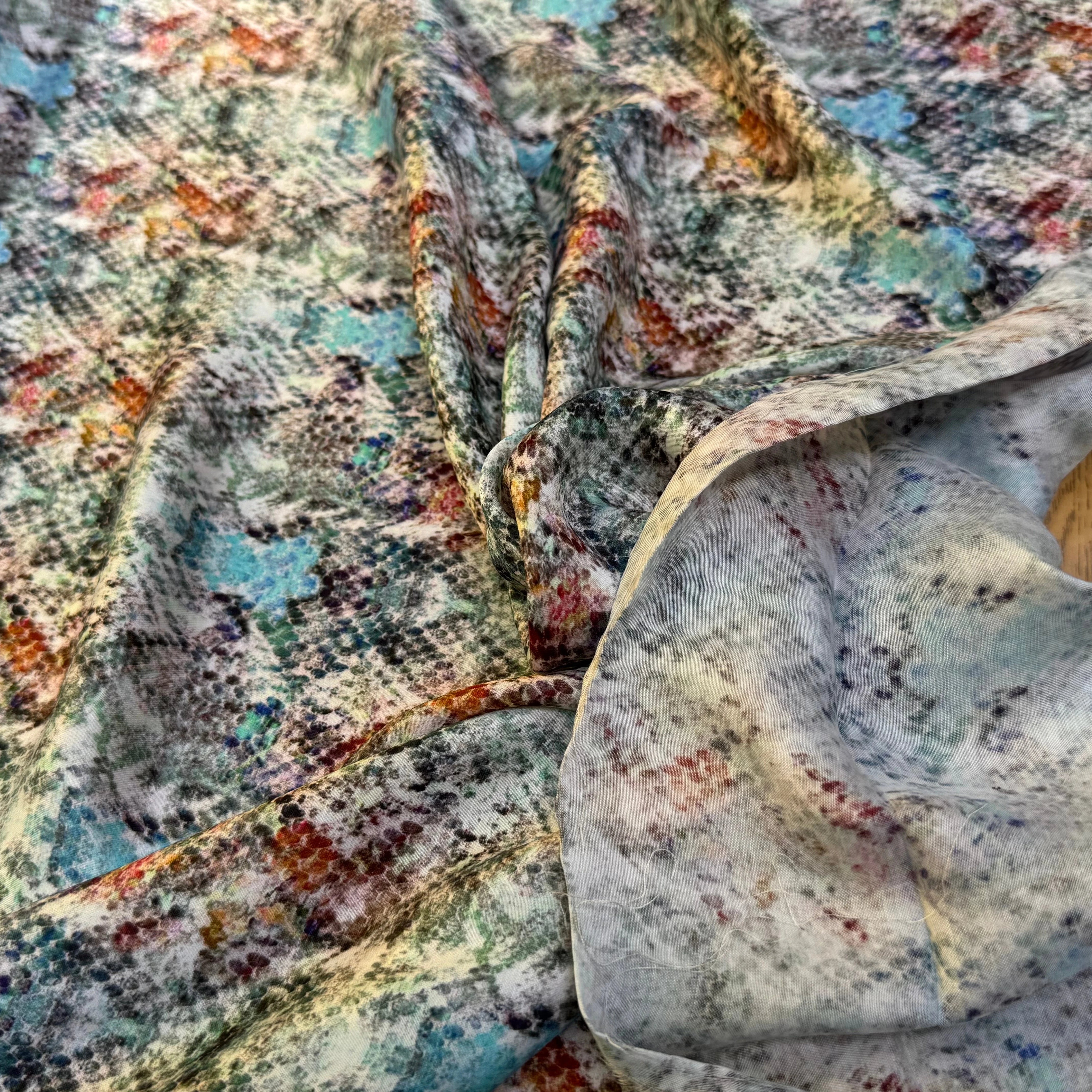CREPE VISCOSE SATINÉ FLUIDE PYTHON MULTICOLORS - My Little Coupon