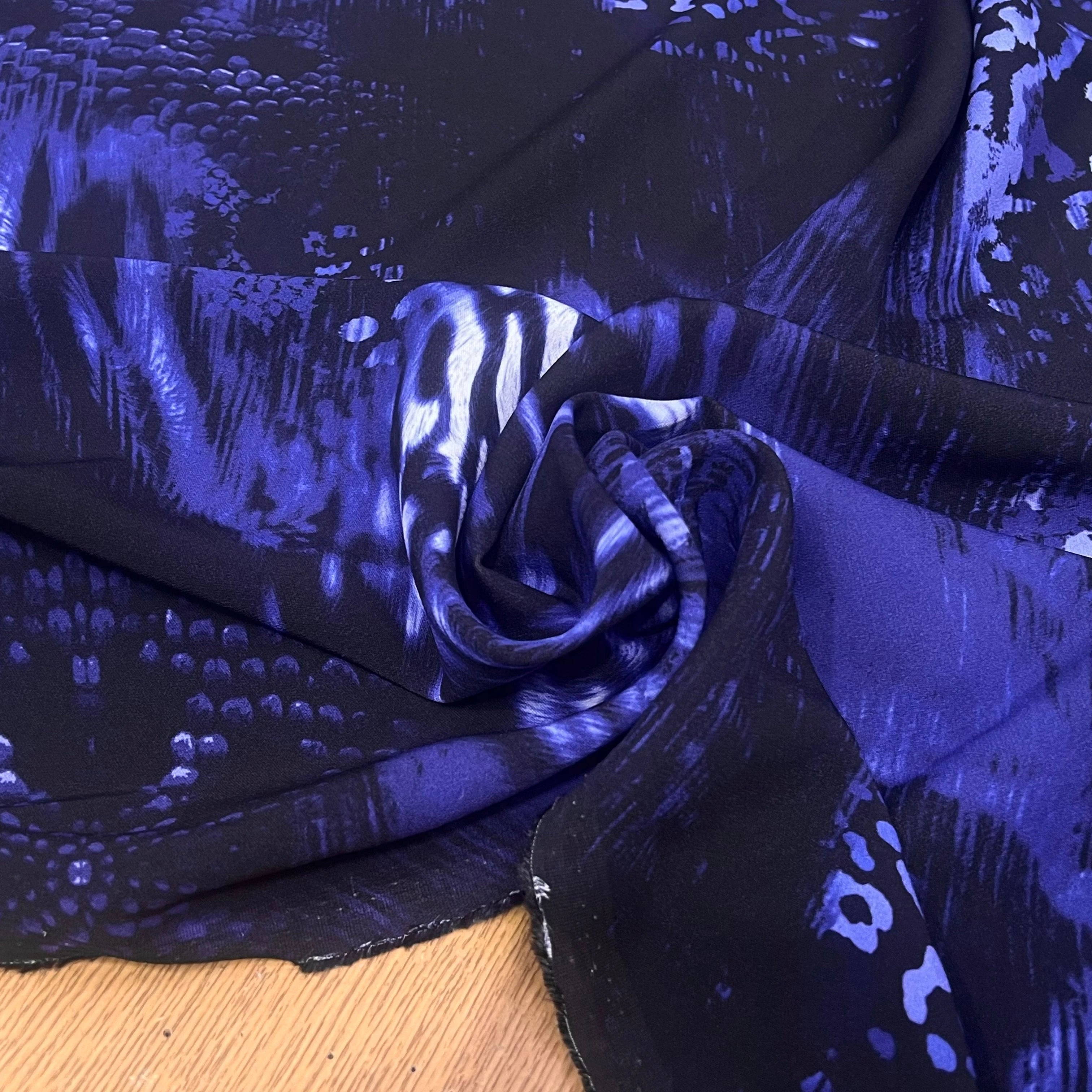 CREPE VISCOSE STRETCH OCEAN ABSTRAIT BLEU NOIR - My Little Coupon