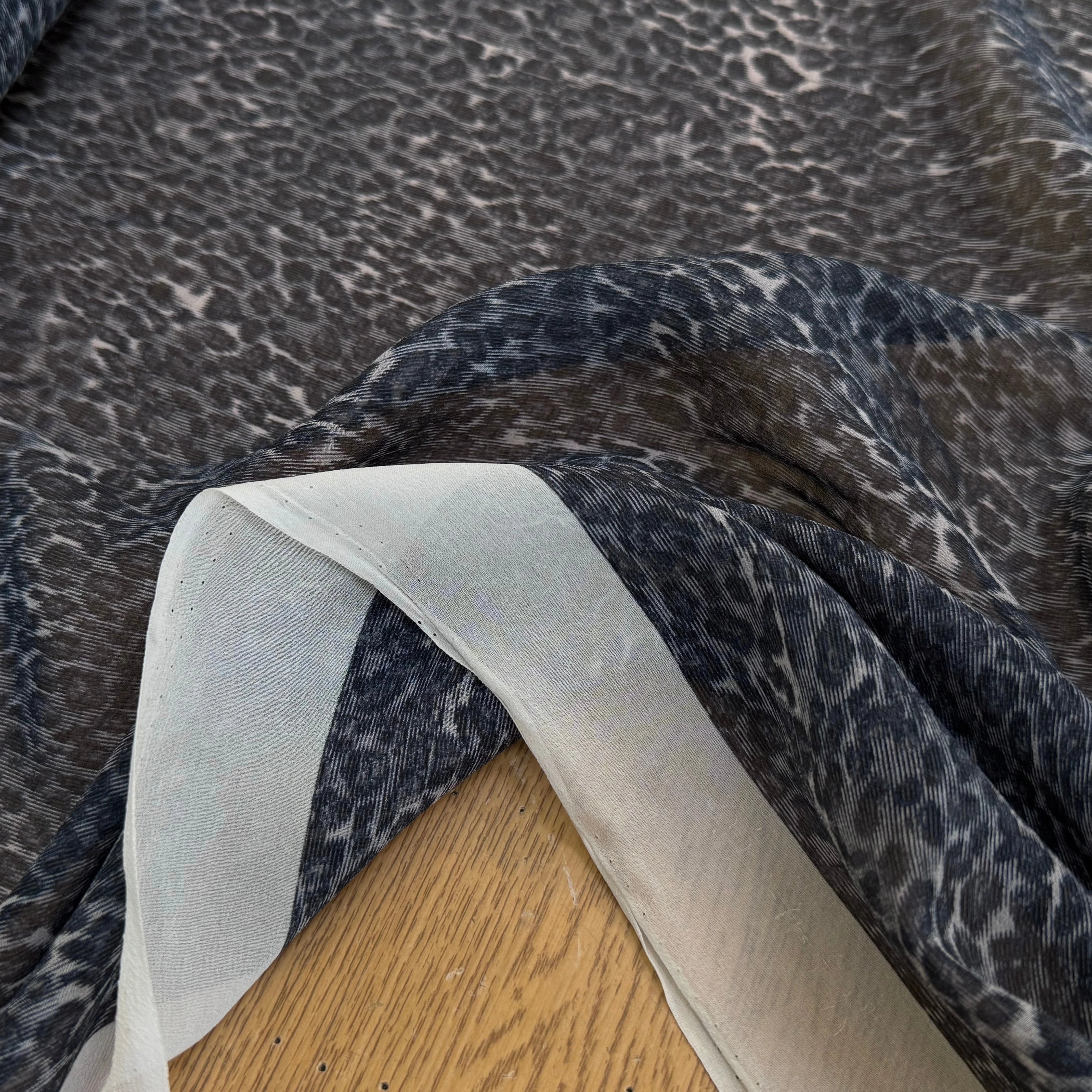 CREPON DE SOIE IMPRIMÉ LÉOPARD NAVY BEIGE - My Little Coupon