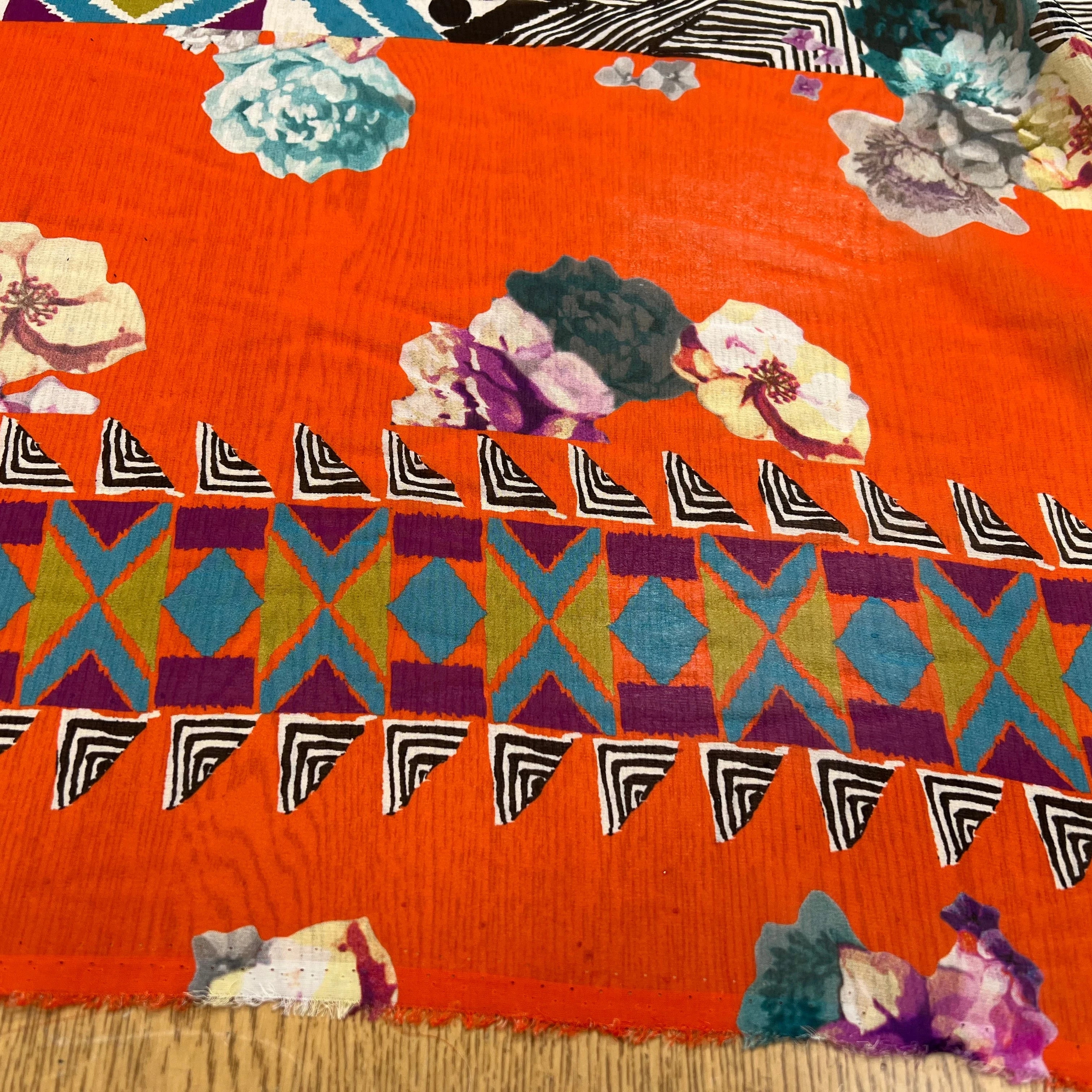 CRÈPON DE SOIE MOTIF GÉOMETRIQUE À FLEURS 142CM - My Little Coupon