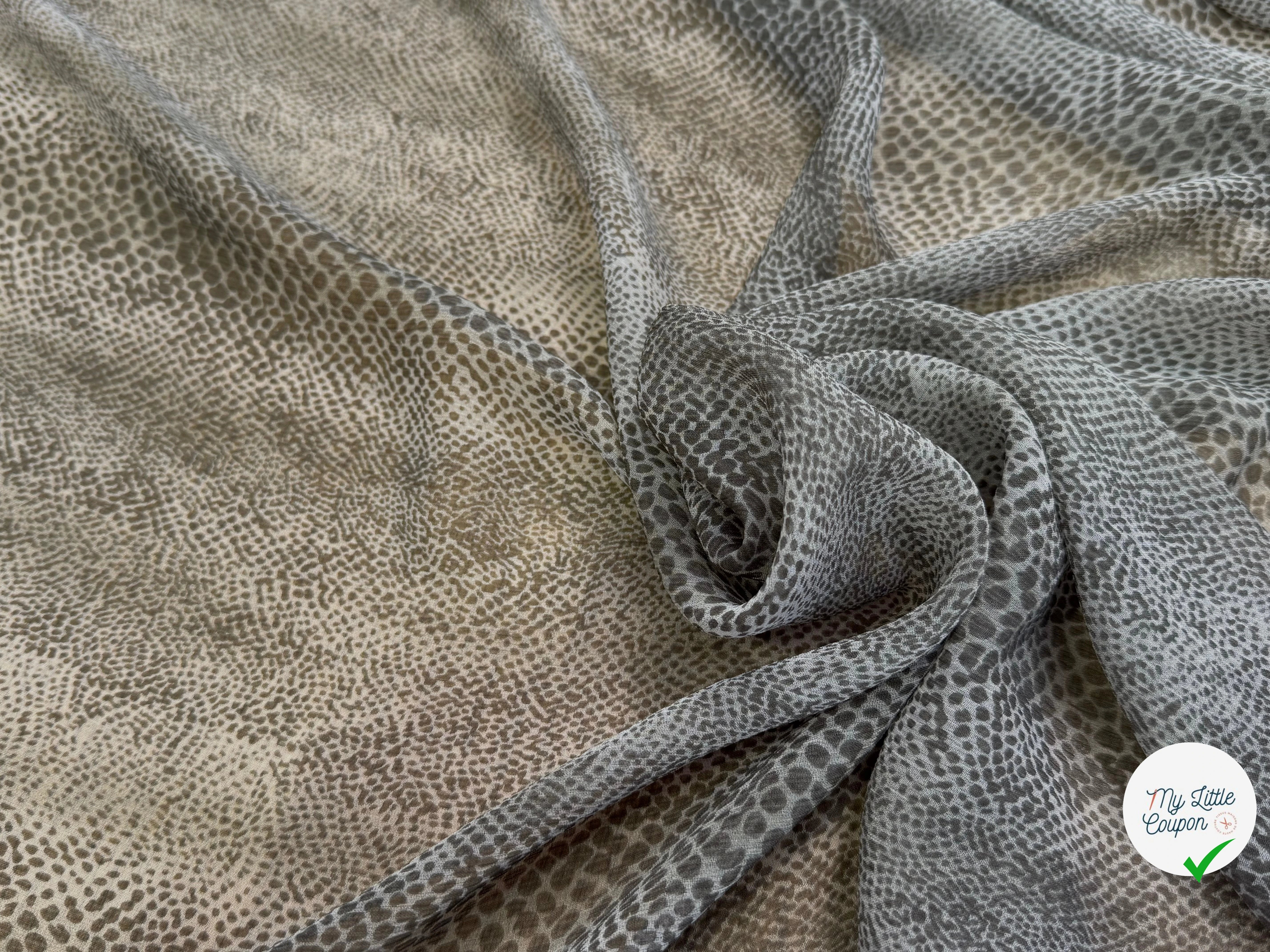 CRÈPON DE SOIE PLISSÉ GRIS KAKI MOTIF LÉOPARD - My Little Coupon