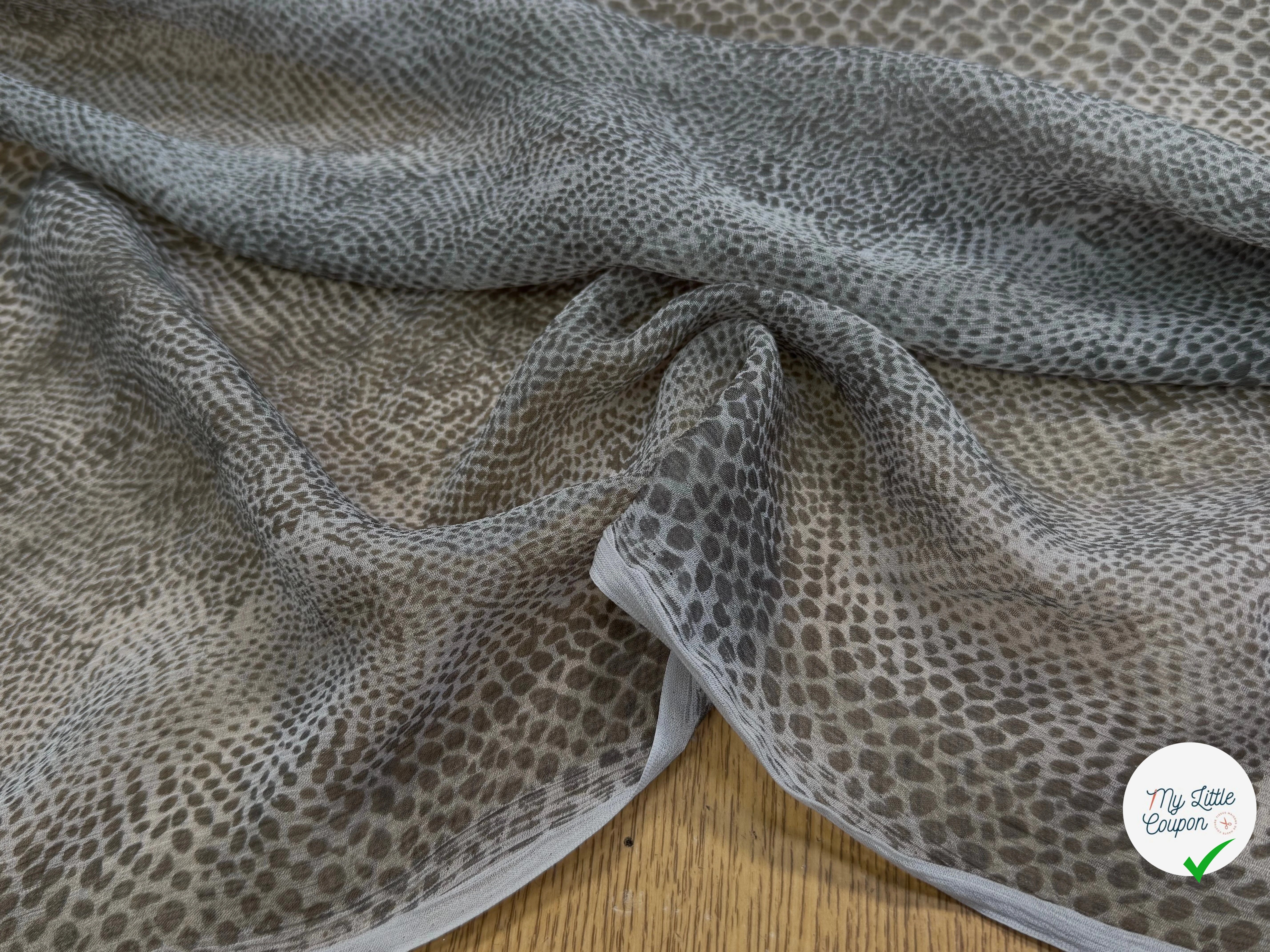 CRÈPON DE SOIE PLISSÉ GRIS KAKI MOTIF LÉOPARD - My Little Coupon