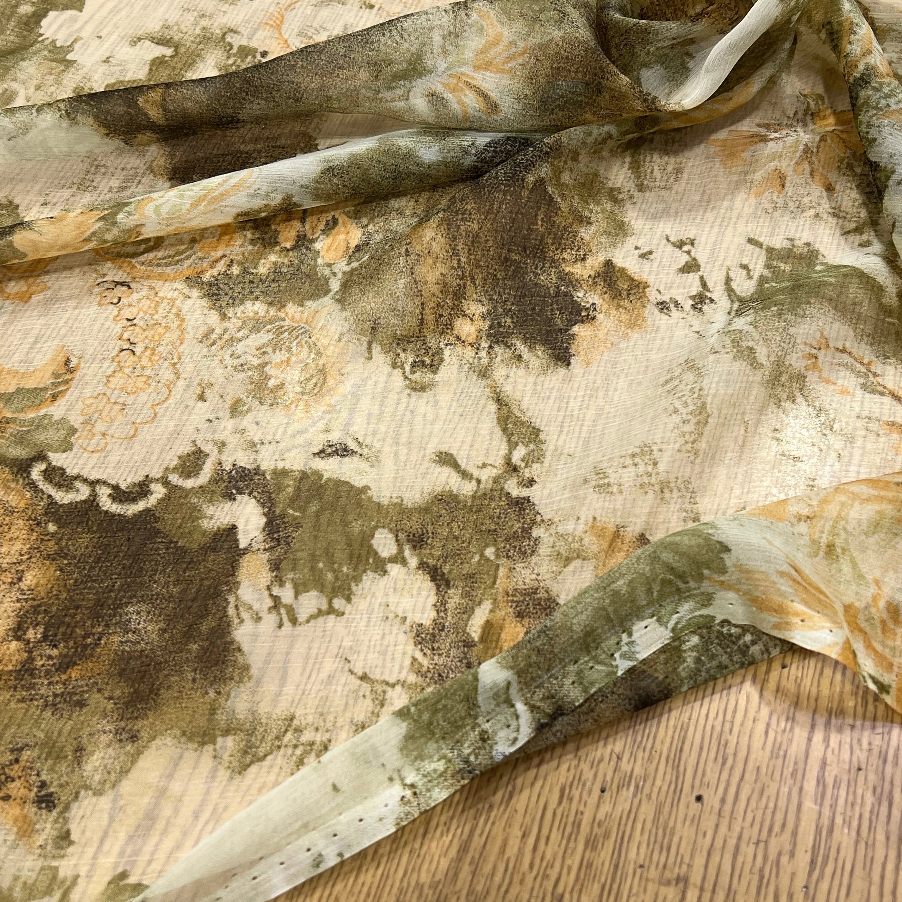 CRÈPON DE SOIE PLISSÉ MOTIF FLORAL ÉCRU KAKI - My Little Coupon