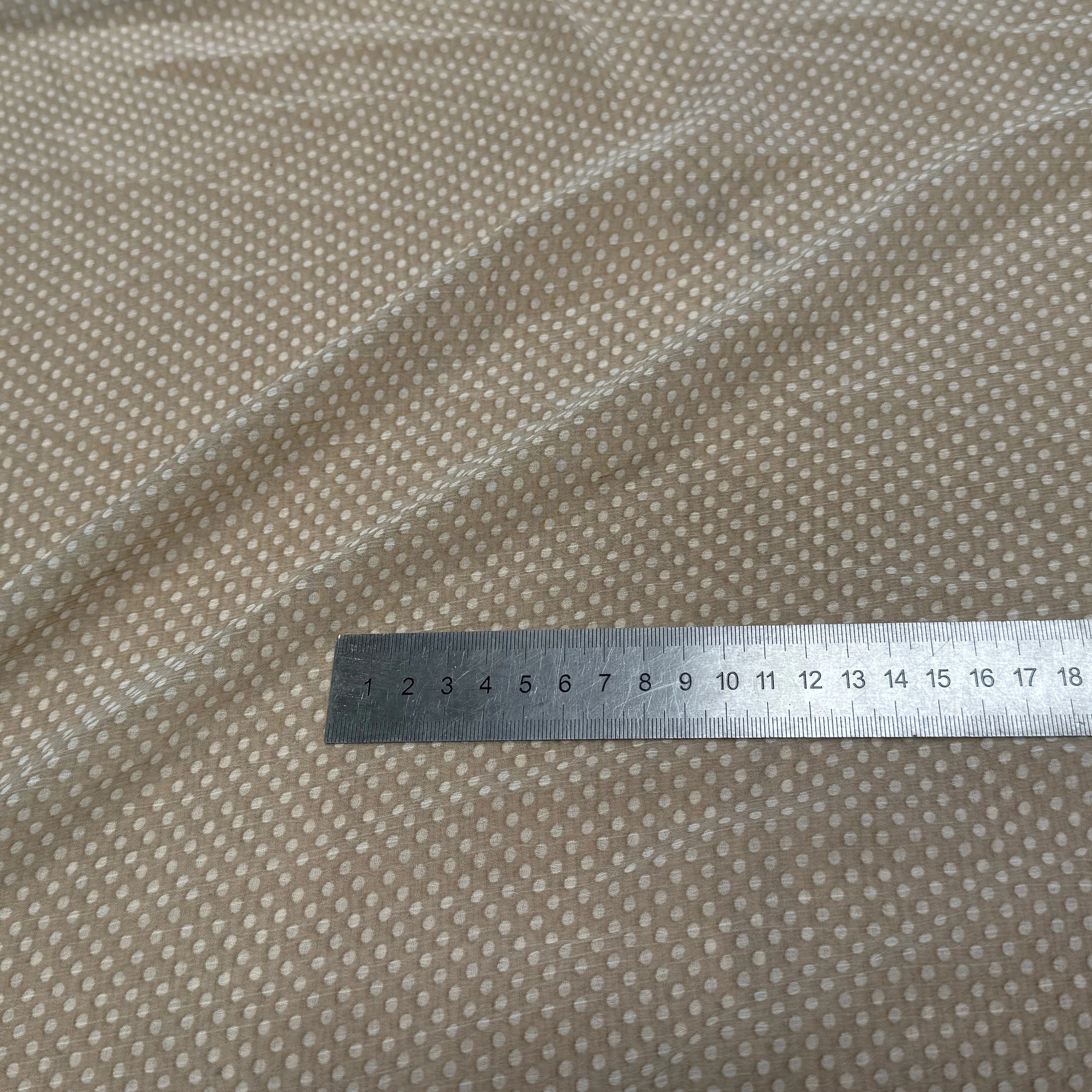 CREPON ÉFFET PLISSÉ GRIS TAUPE À POIS - My Little Coupon