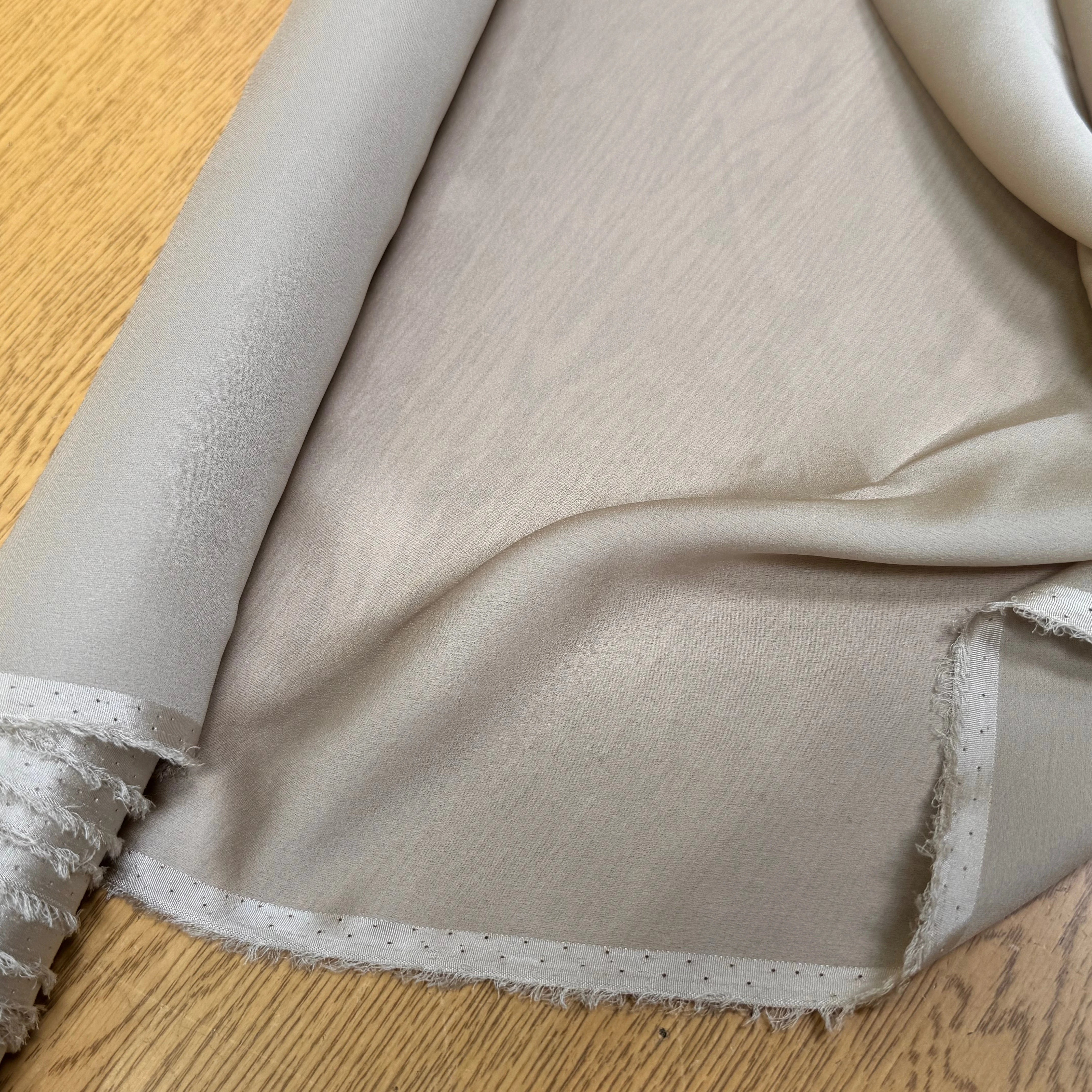 (Chute) CREPE ENVERS SATIN SOIE BEIGE TRÈS FLUIDE - My Little Coupon