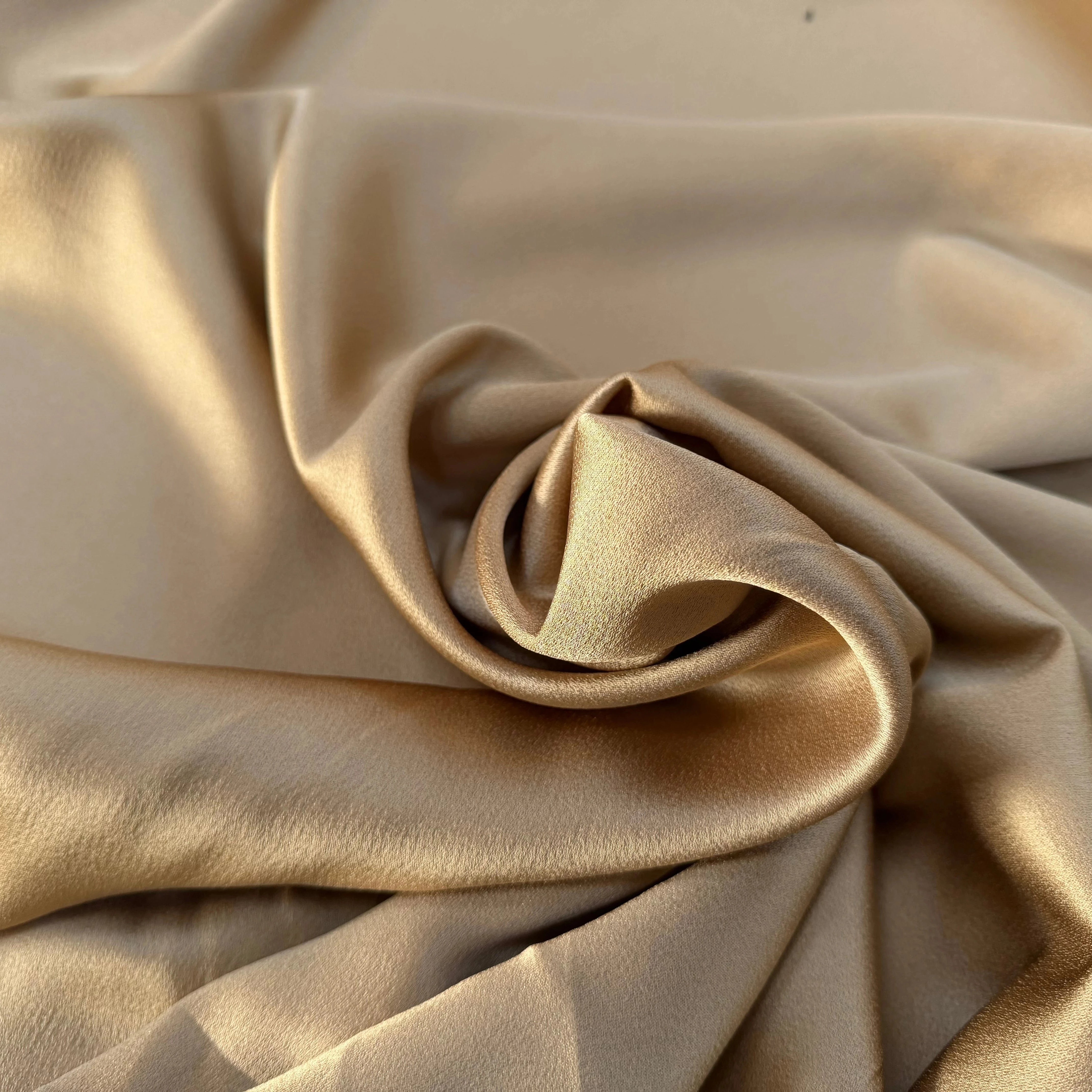 CREPE ENVERS SATIN VISCOSE ET ACETATE MAT SABLE - My Little Coupon