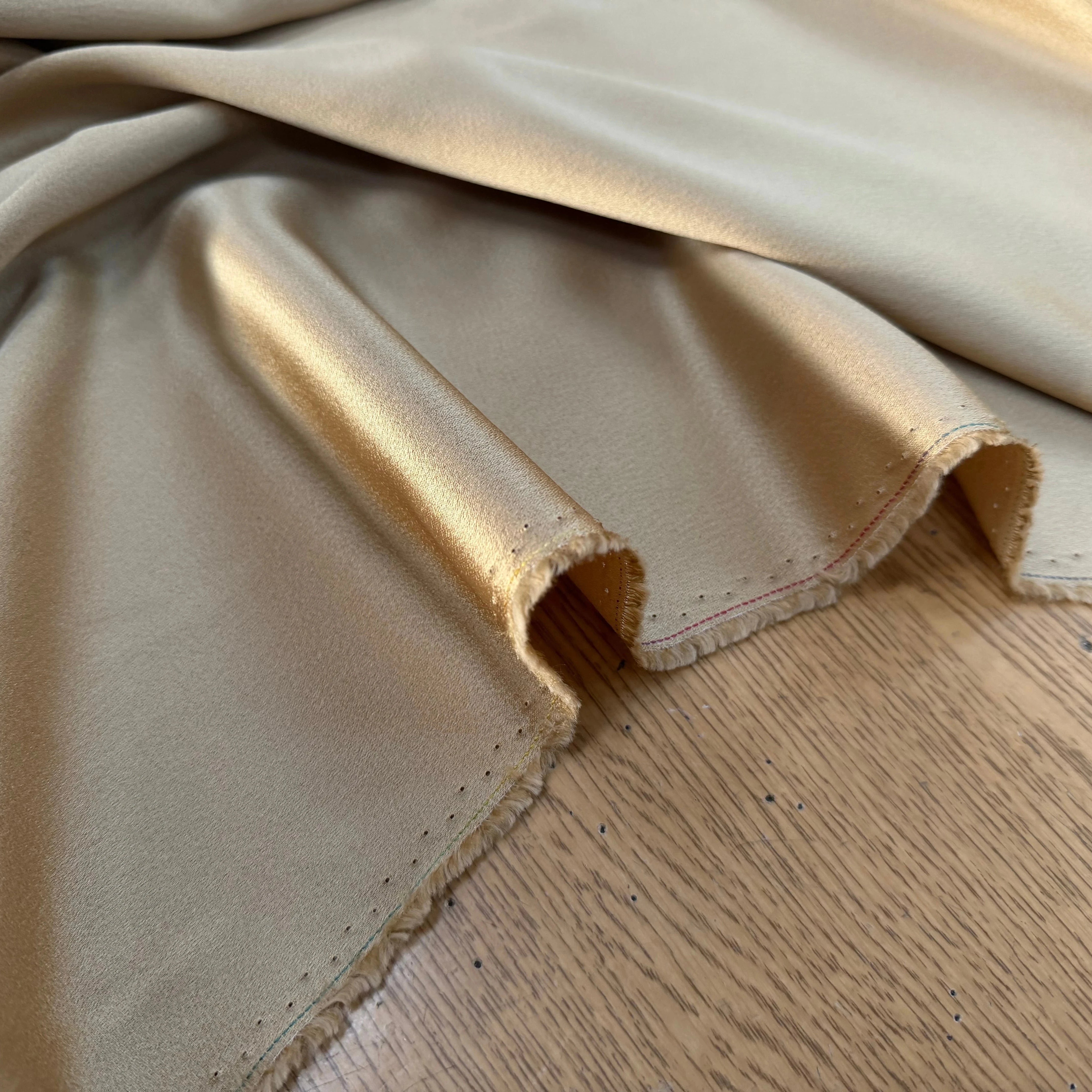 CREPE ENVERS SATIN VISCOSE ET ACETATE MAT SABLE - My Little Coupon
