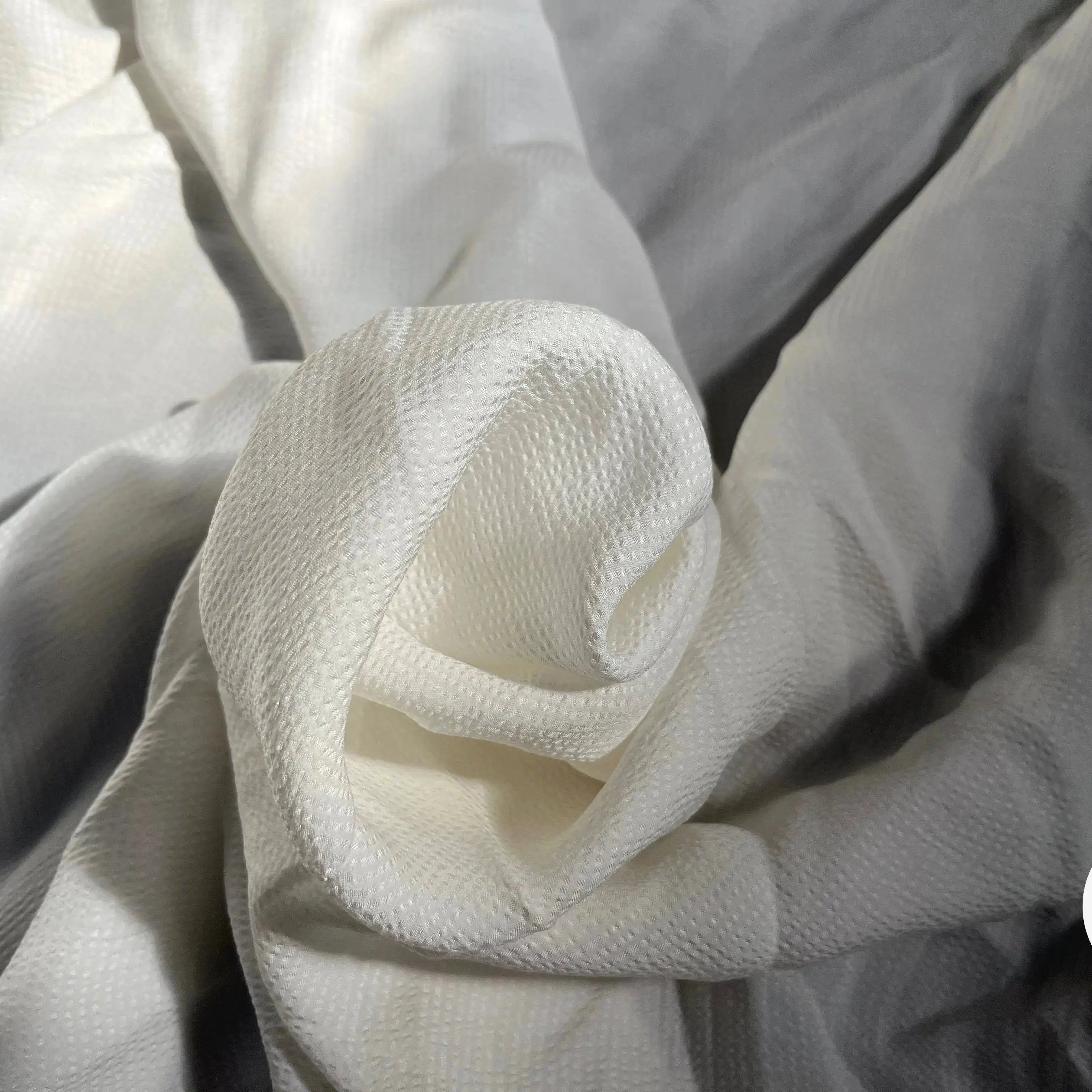 CRÊPE GAUFFRÉ SATINÉ BLANC CASSÉ VISCOSE UNI - My Little Coupon