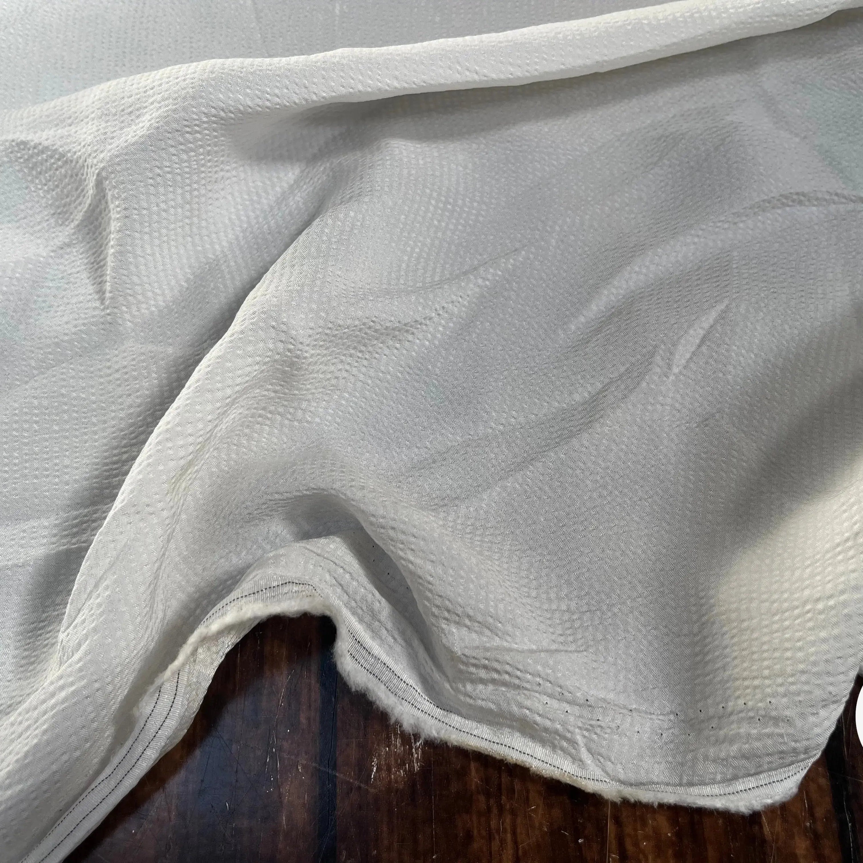 CRÊPE GAUFFRÉ SATINÉ BLANC CASSÉ VISCOSE UNI - My Little Coupon