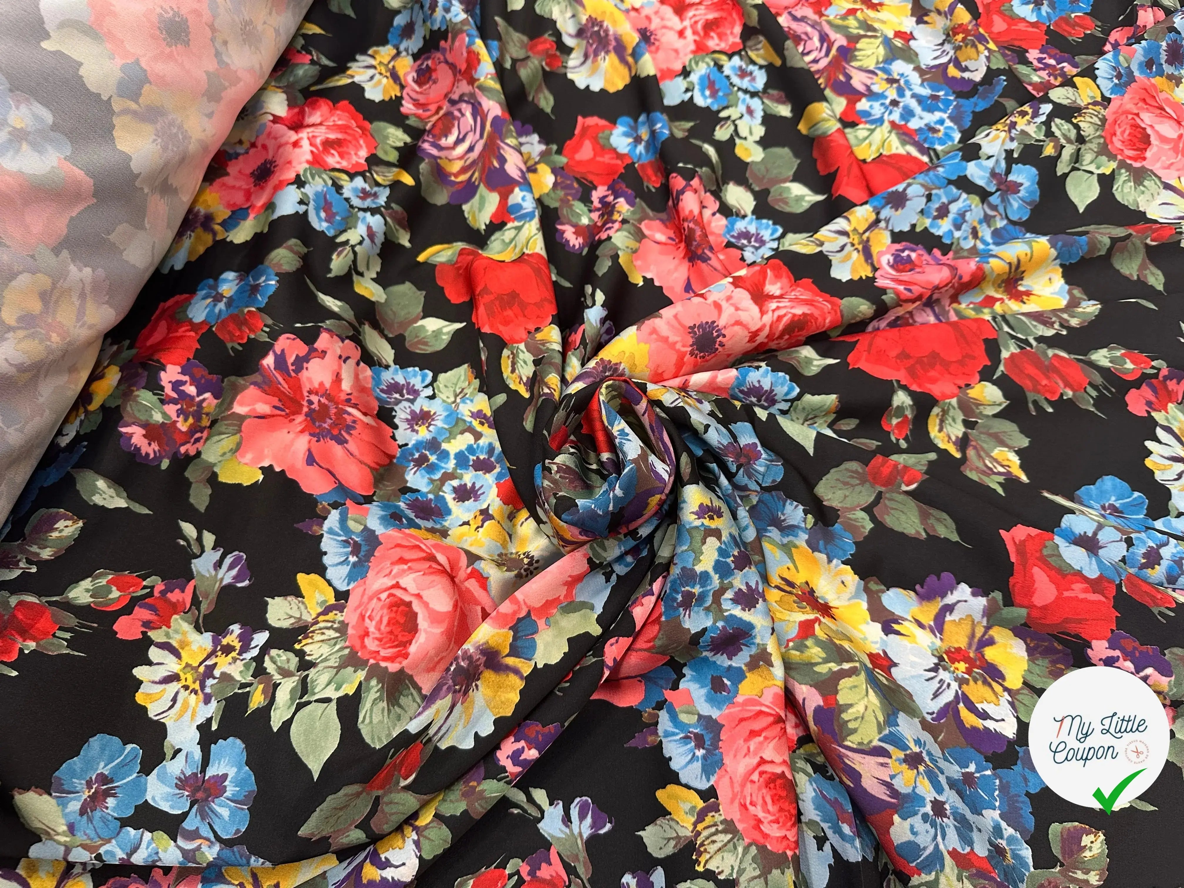 CRÊPE LÉGÈREMENT SATINÉ BOUQUET DE FLEURS FOND NOIR MLC INTERN