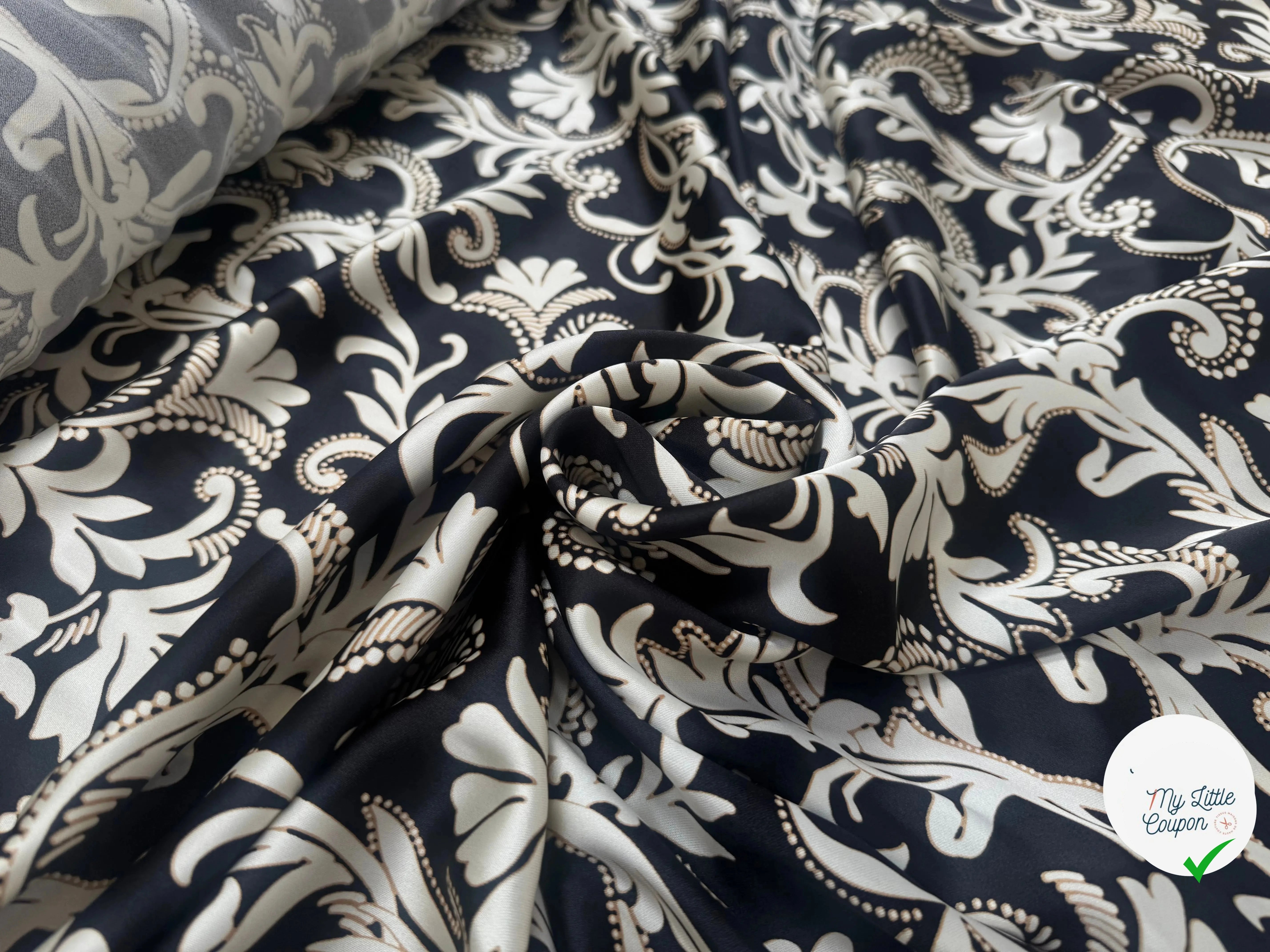 CRÊPE LEGEREMENT SATINÉ FLEURS BAROQUE SUR FOND NOIR - My Little Coupon