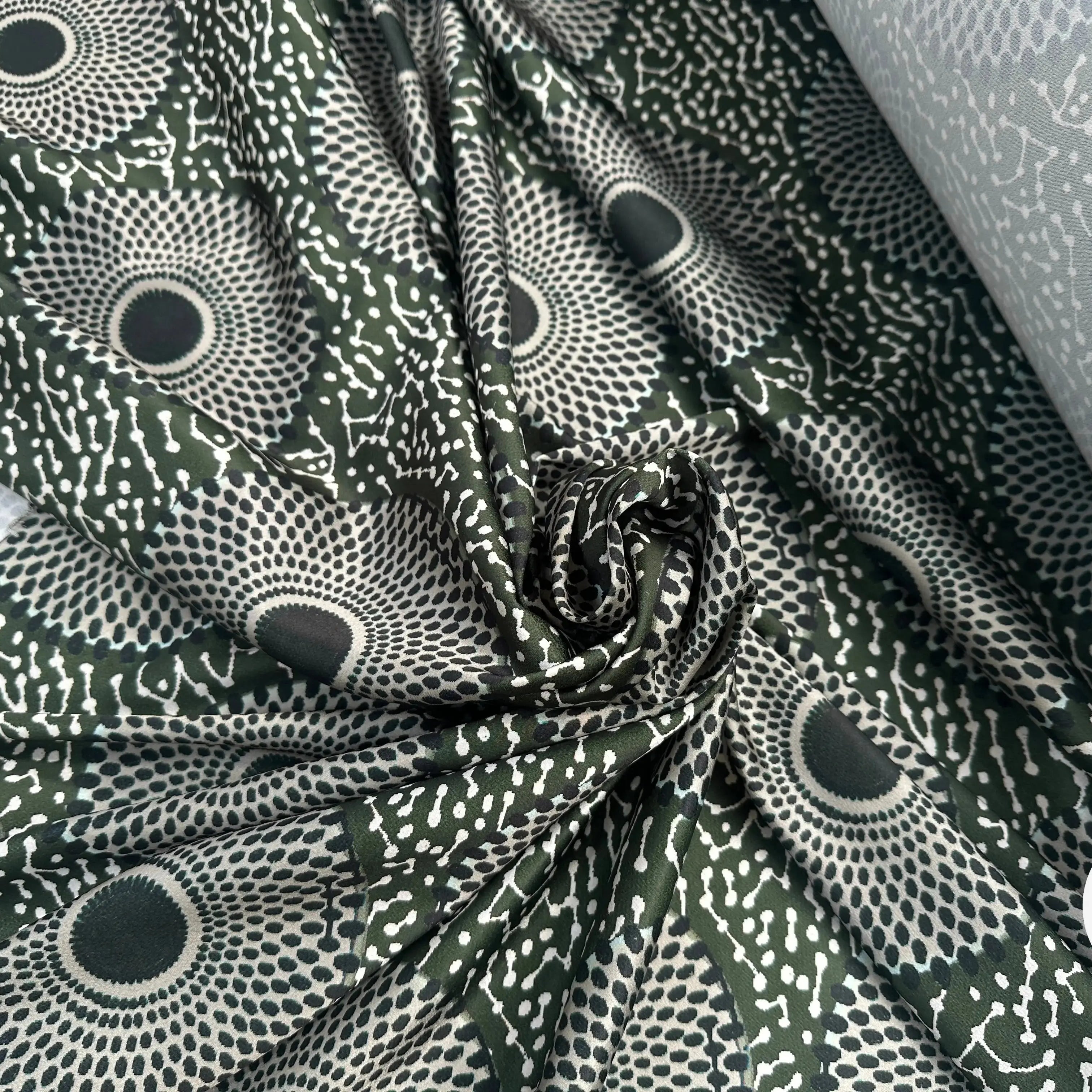 CRÊPE LÉGÈREMENT SATINÉ ROSACES ABYSALES VERT MLC INTERN