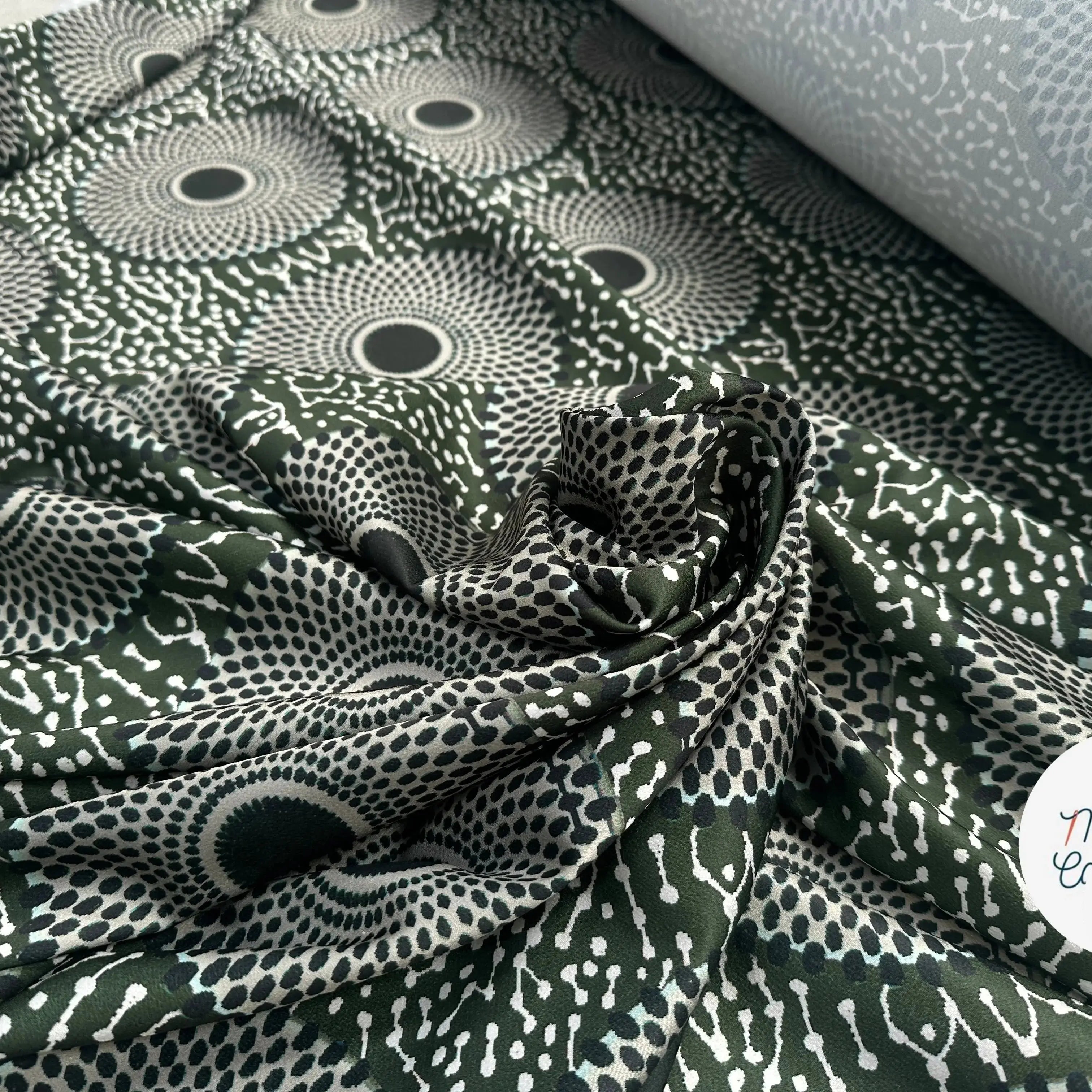 CRÊPE LÉGÈREMENT SATINÉ ROSACES ABYSALES VERT MLC INTERN